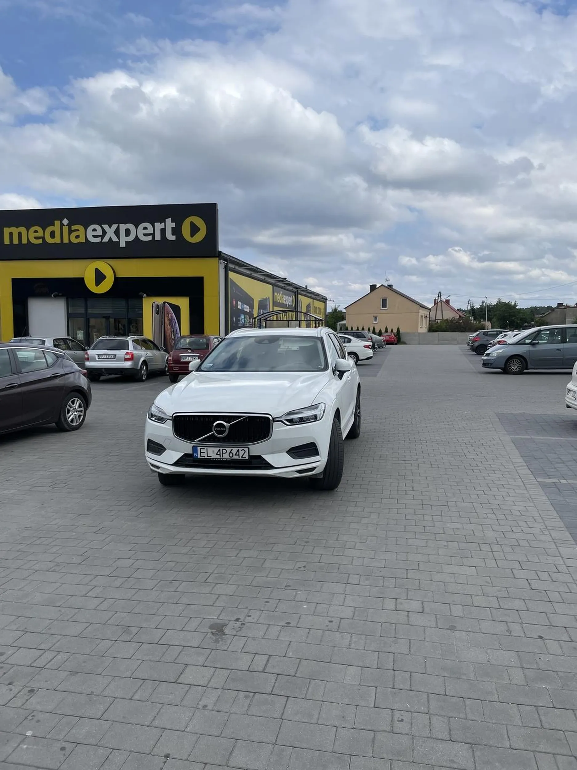 parkuje na środku parkingu