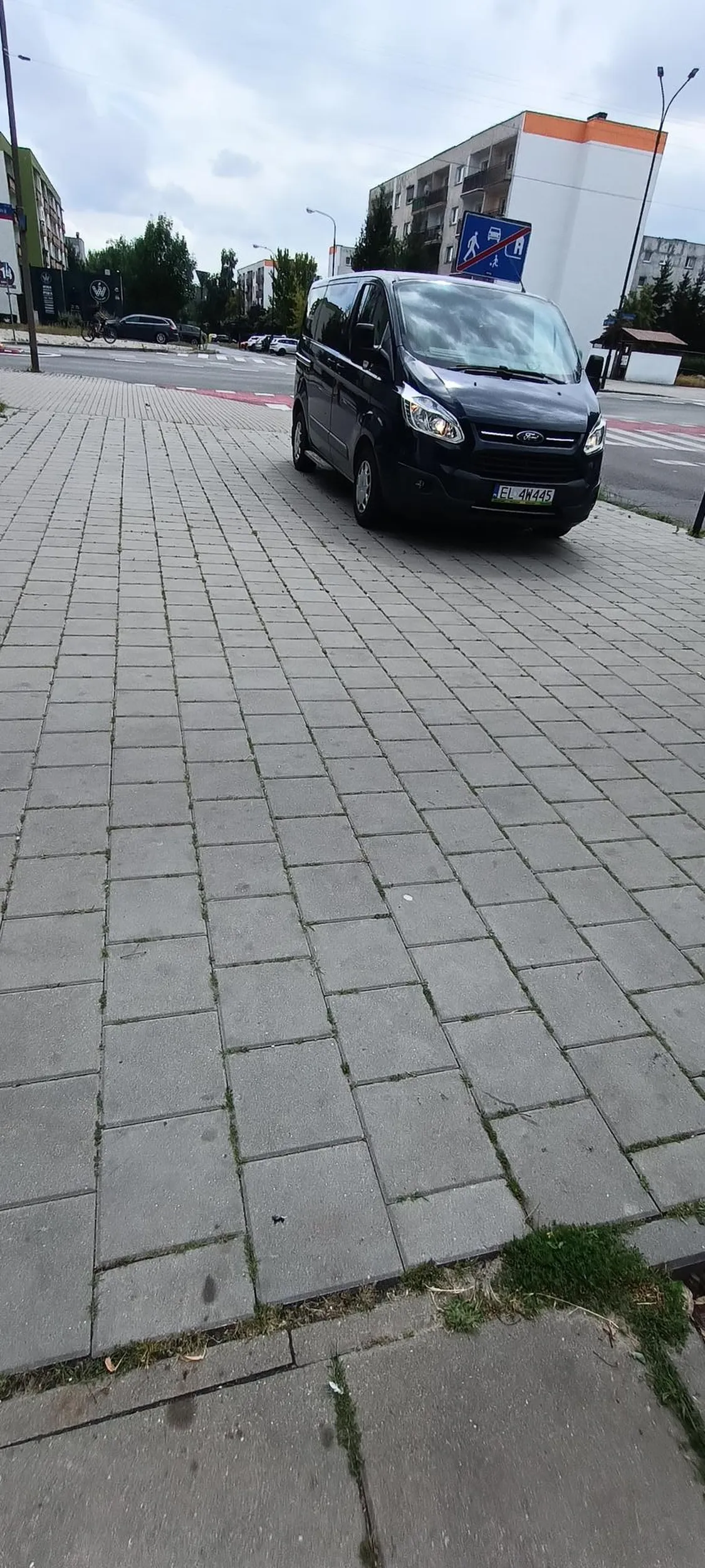 Kierowca jeździ po chodniku,  parkuje przy skrzyżowaniu i przejścia dla pieszych