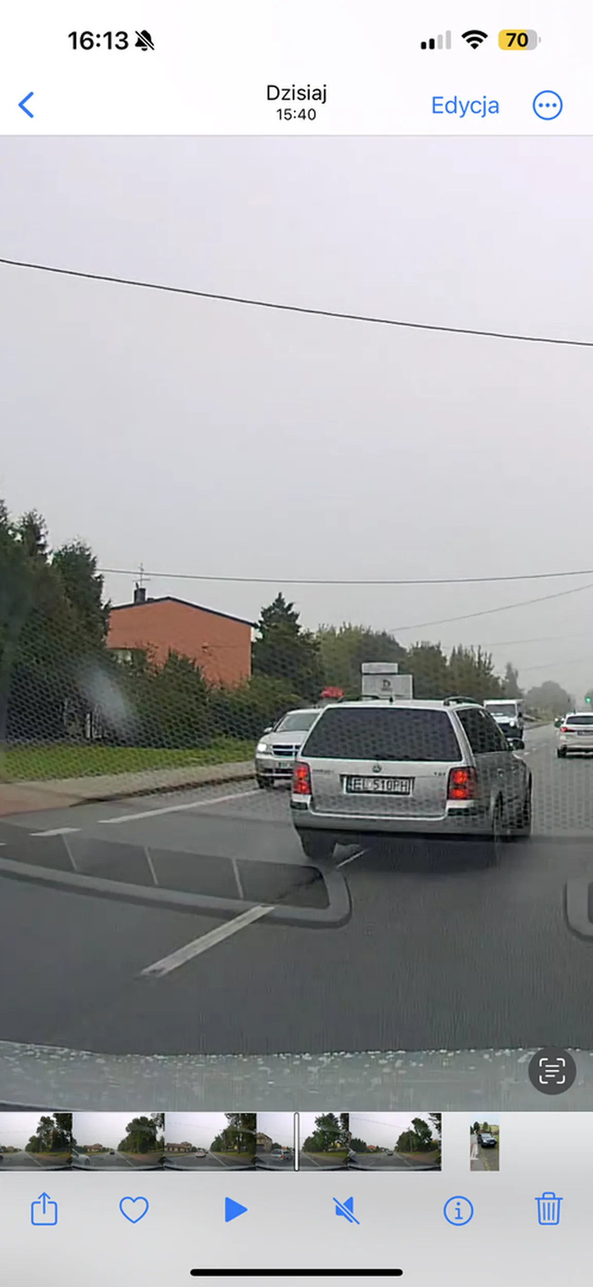 Kierowca bardzo nieodpowiedzialny, wyprzedza na zderzenie czołowe, sprowokował go do tego samochód jadący 50 km/h w terenie zabudowanym