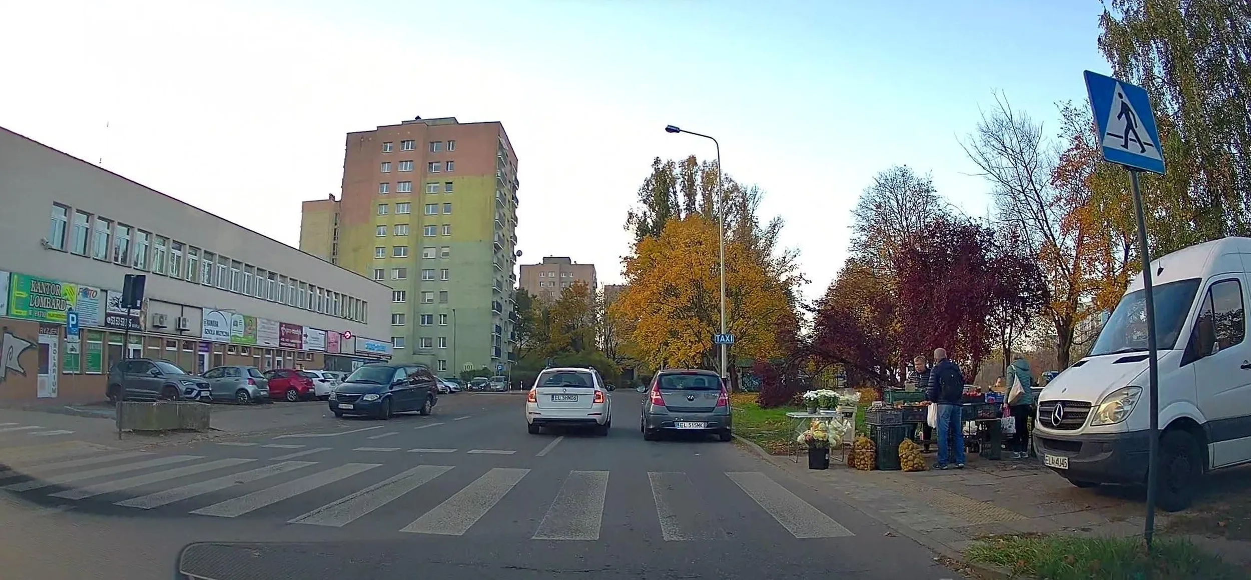 zakup owocków i warzywek ważniejszy niż bezpieczenstwo pieszych na przejsciu :)