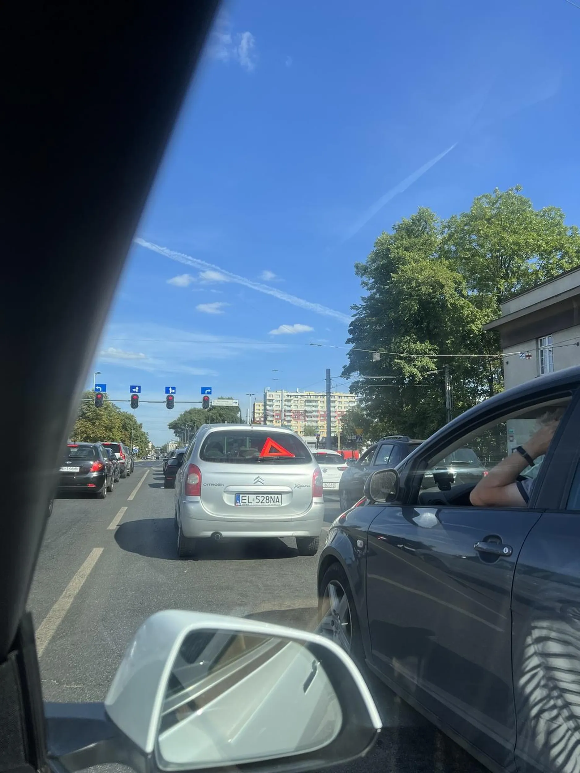 Pozostawił samochód na środku jednego z największych skrzyżowań w Łodzi, spowodował korek na dodatkowe 30 minut XD