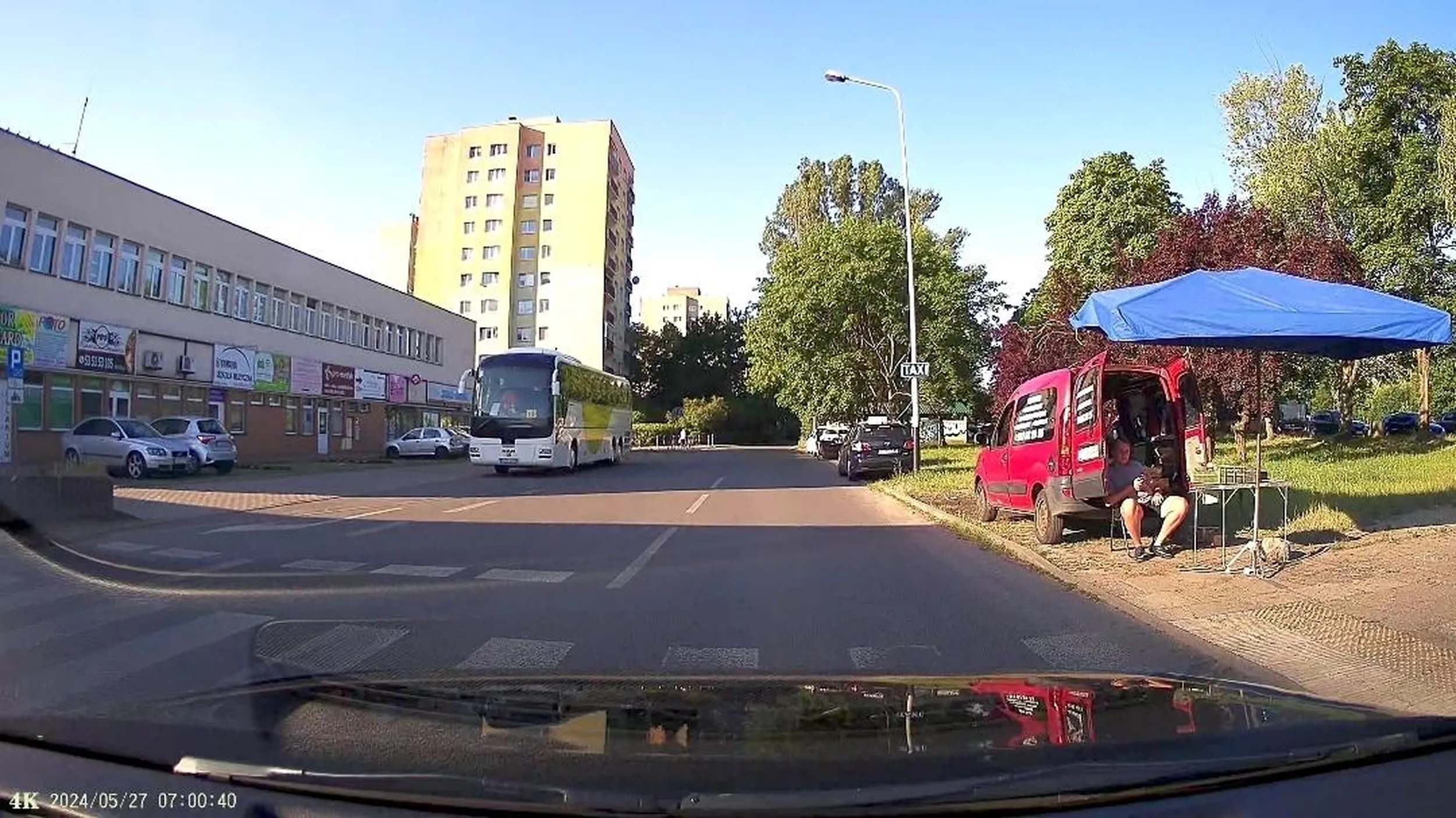 parkowanie na trawniku, przed samym przejściem dla pieszych