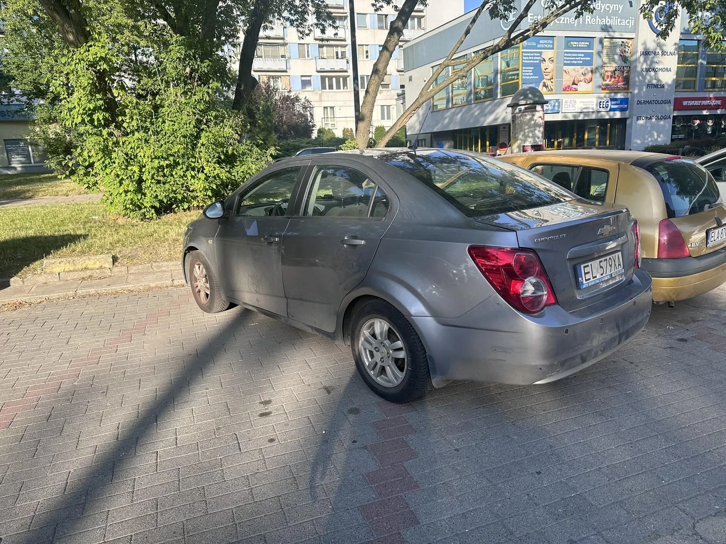 Wpierdziela się jak inni parują i zajmuje dwa miejsca. Aczkolwiek wygląd jegomościa tłumaczy brak mózgu i kultury.