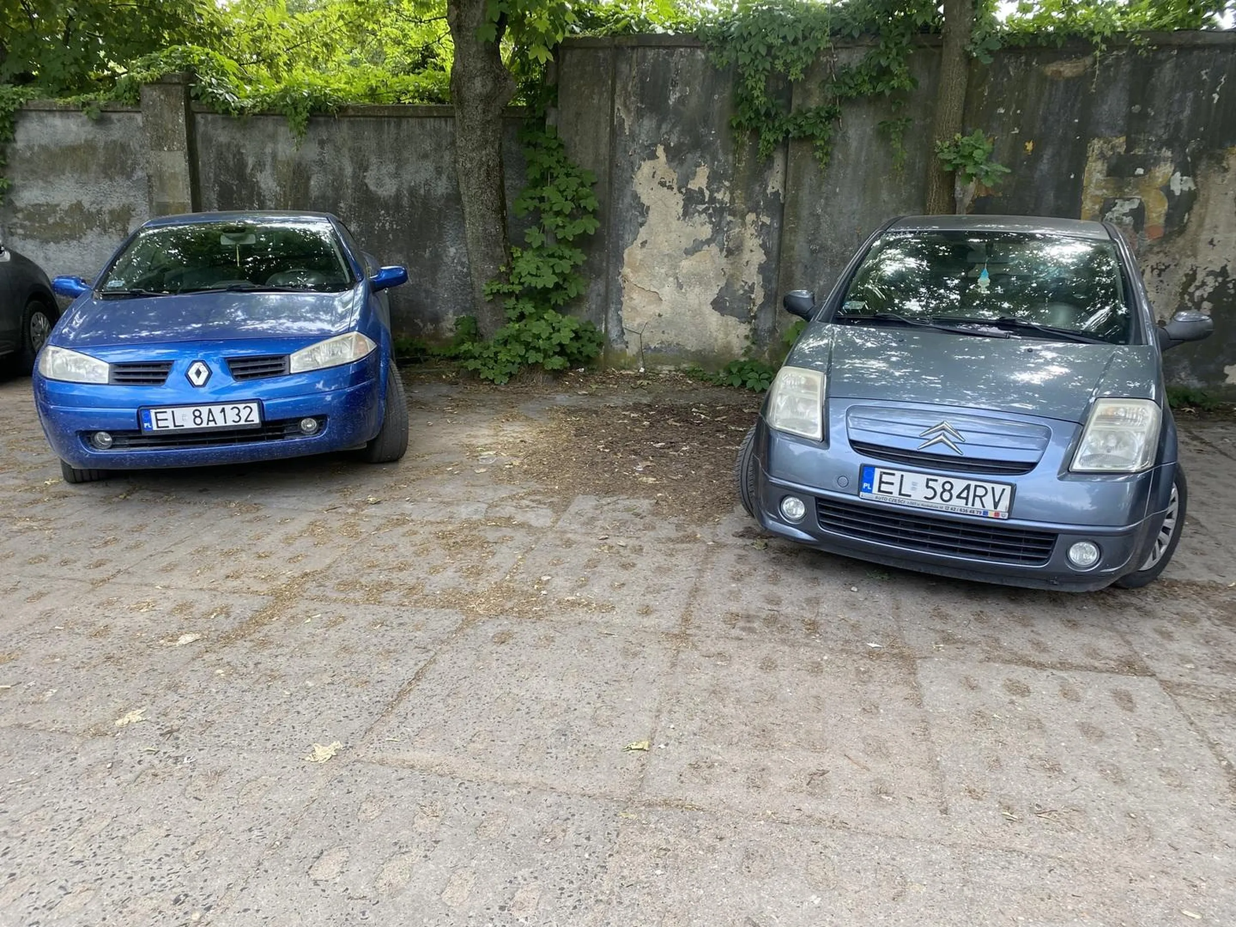 Mniemam, że jeden z drugim wygrał prawko w chipsach. Jeśli nie umiesz parkować to nie ucz się tego na parkingu dla pracowników, który jest wyjątkowo mały. Jeśli jeszcze raz zobaczę, że te auta są zaparkowane w sposób, w który zajmują nie tylko jedno miejsce to, to zgłoszę i obkleję jedno i drugie auto niezliczoną ilością karniaków. A jeśli moje auto zostanie odholowane przez wasze idiotyczne parkowanie to was znajdę i będziecie wyskakiwać z hajsu. POZDRO