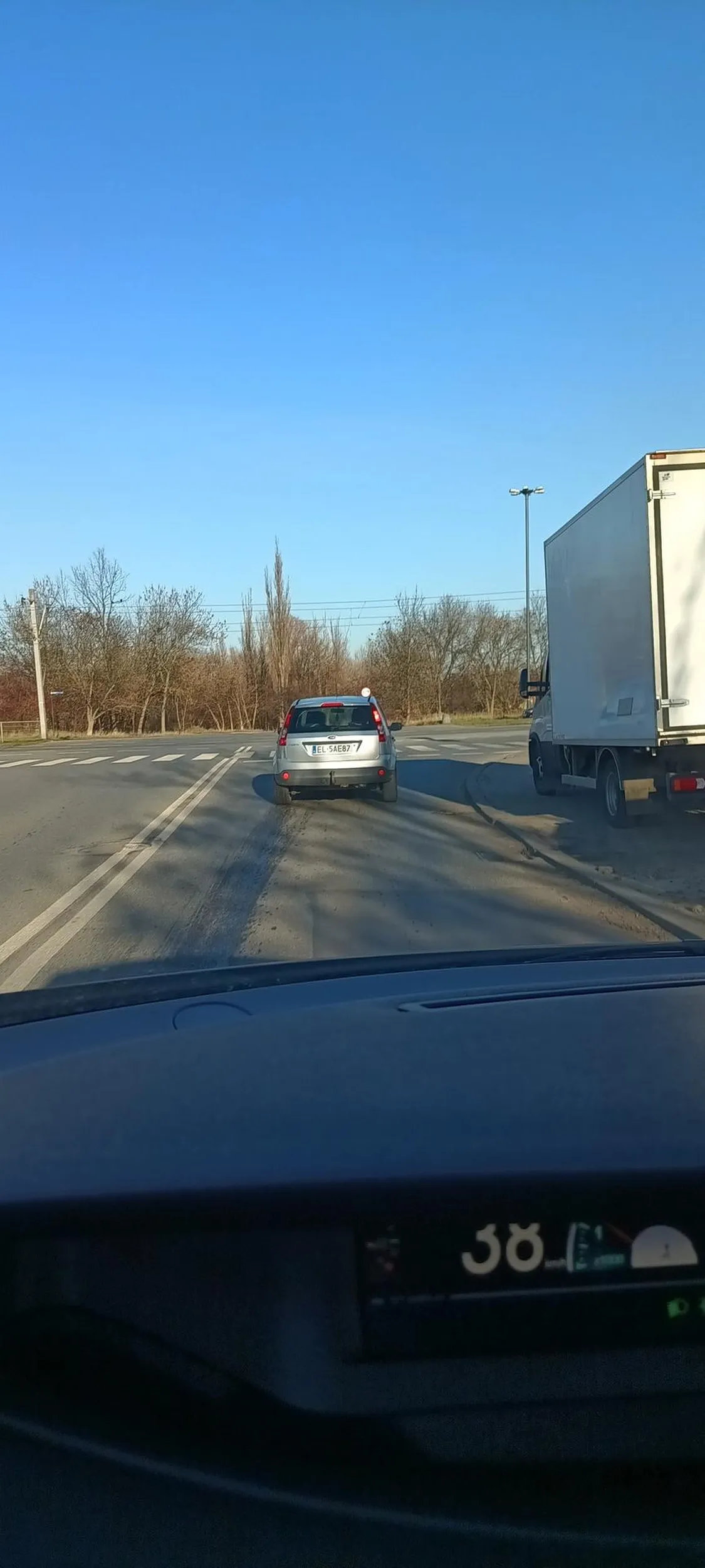 Stara baba jedzie 35-40 km/h po mieście i śmieci , wyrzucając papiery przez okno