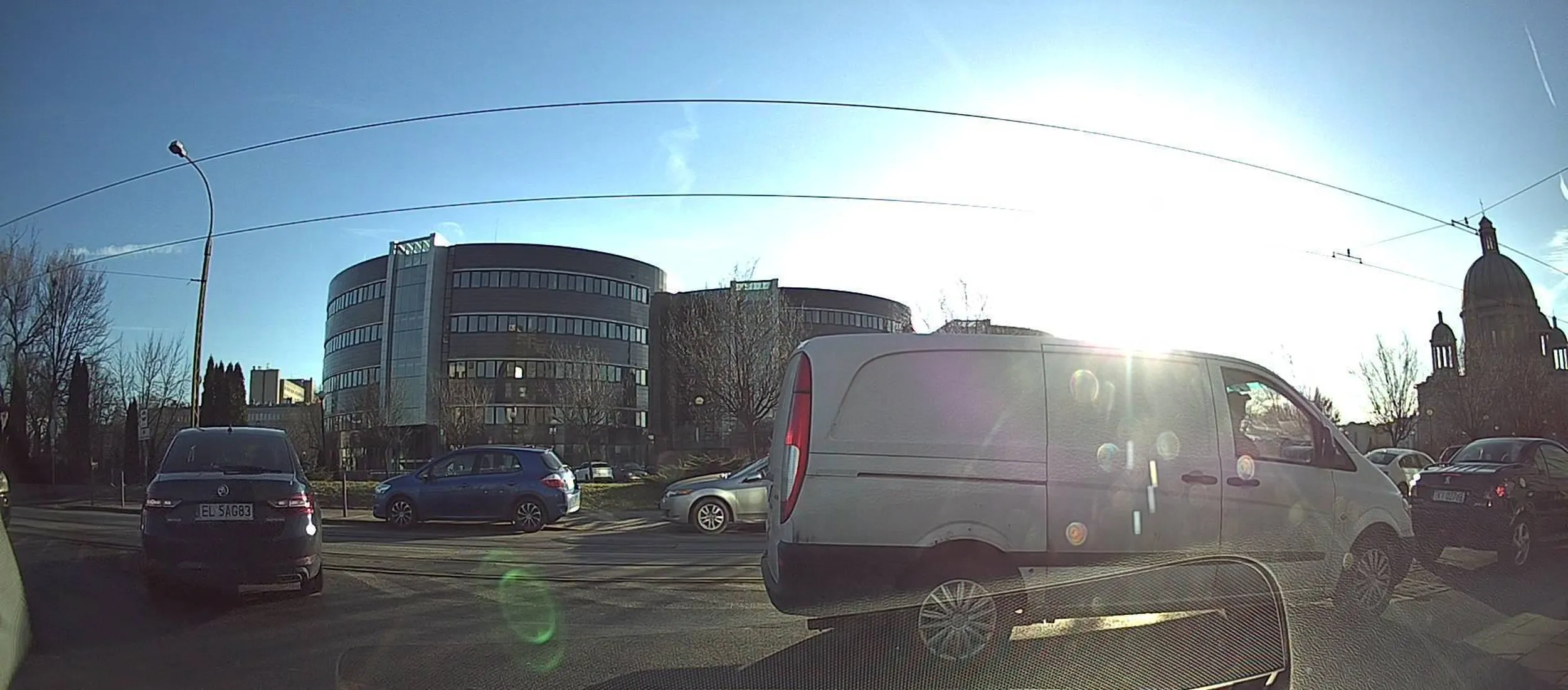 nakaz skrętu w prawo, powierzchnia wyłączona z ruchu, podwójna ciągła.