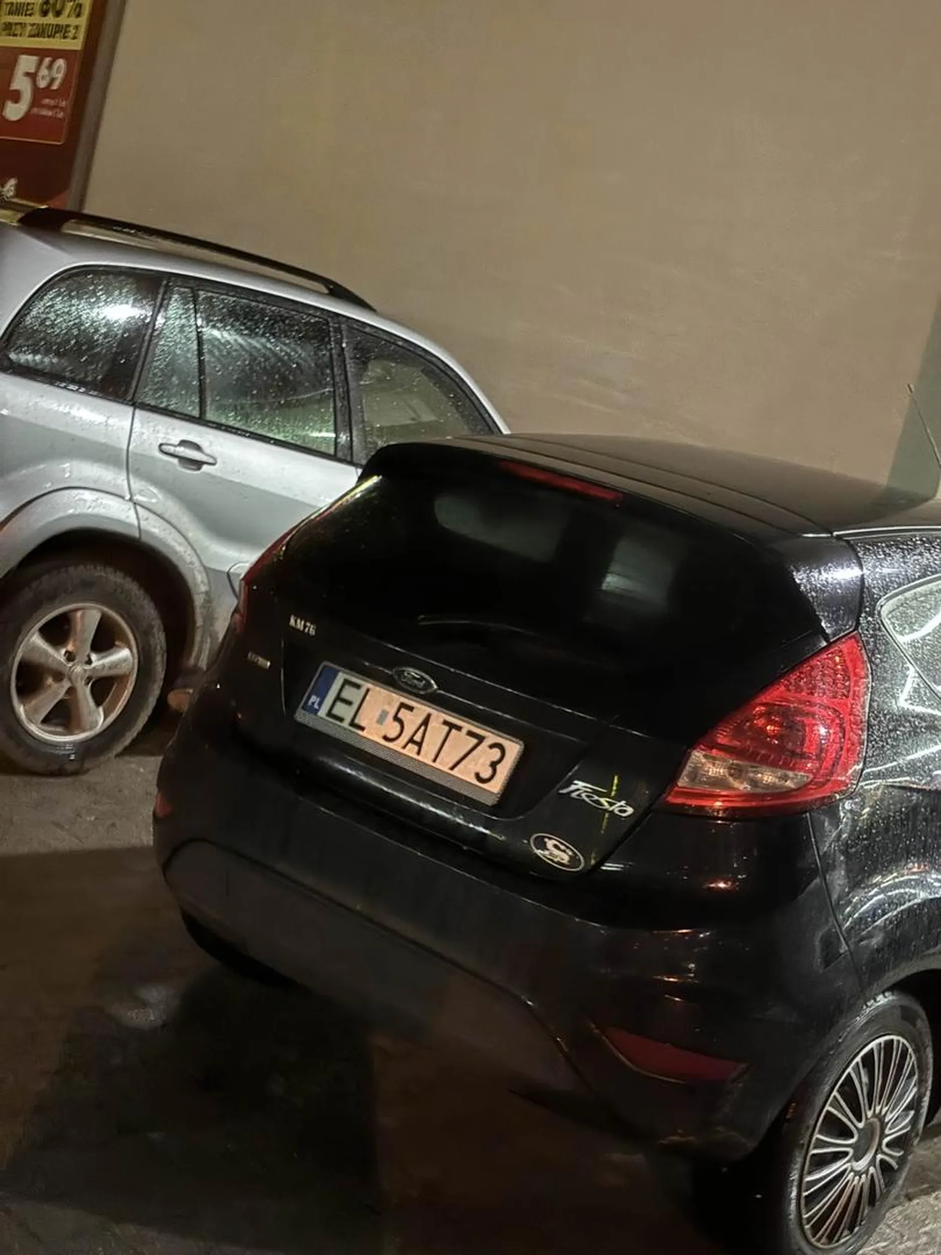 Napudrowana Paniusia z impetem zaczęła cofać nie patrząc ani w lusterka ani w tylną szybę. dodatkowo ma niesprawne światło cofania. Jej wytłumaczeniem było "Mało jest tu miejsca i nie ma gdzie zaparkować"