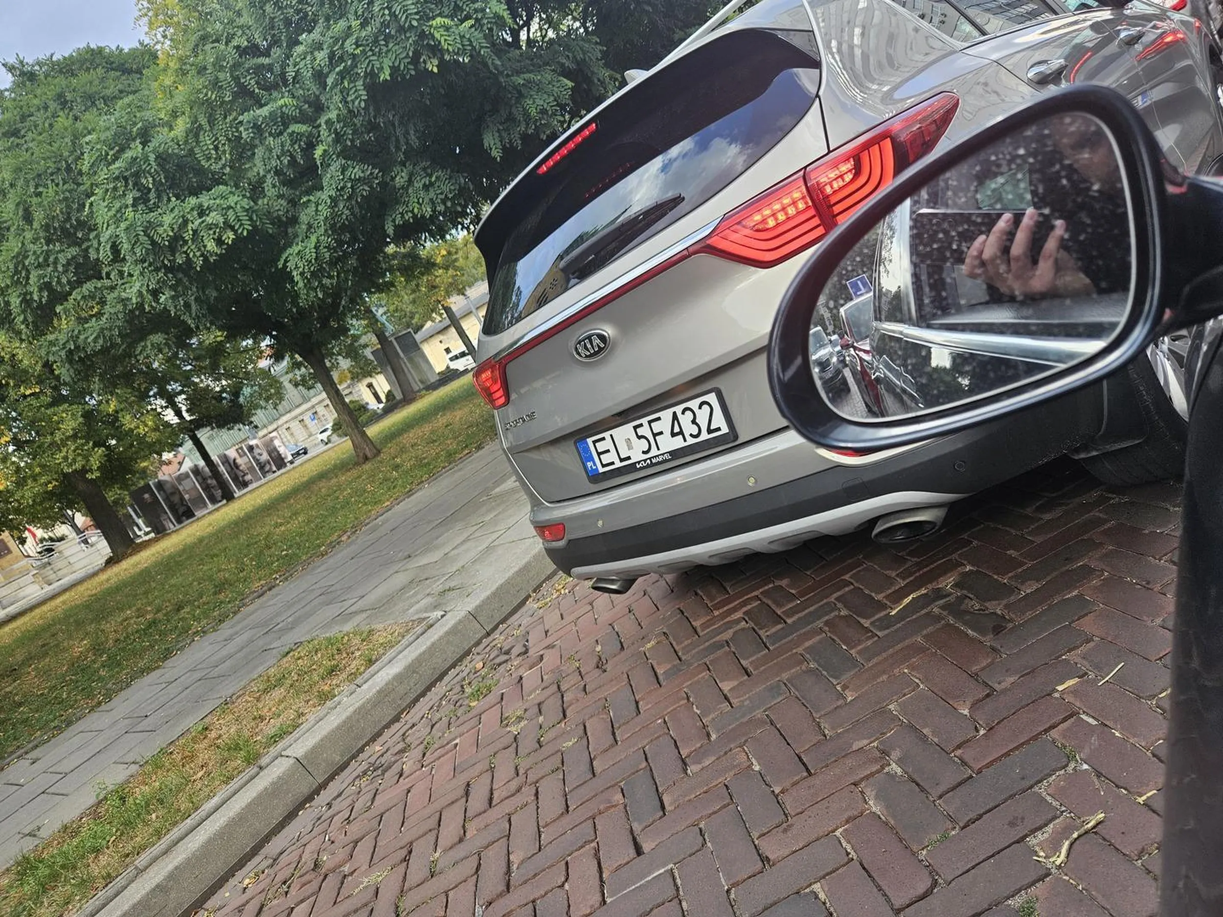 Stary cap, szukający nowych zębów. Na drugi raz nie zajedziesz mi drogi, i wysiądę z auta. Ma kompleks jak ktoś stoi pierwszy na światłach.