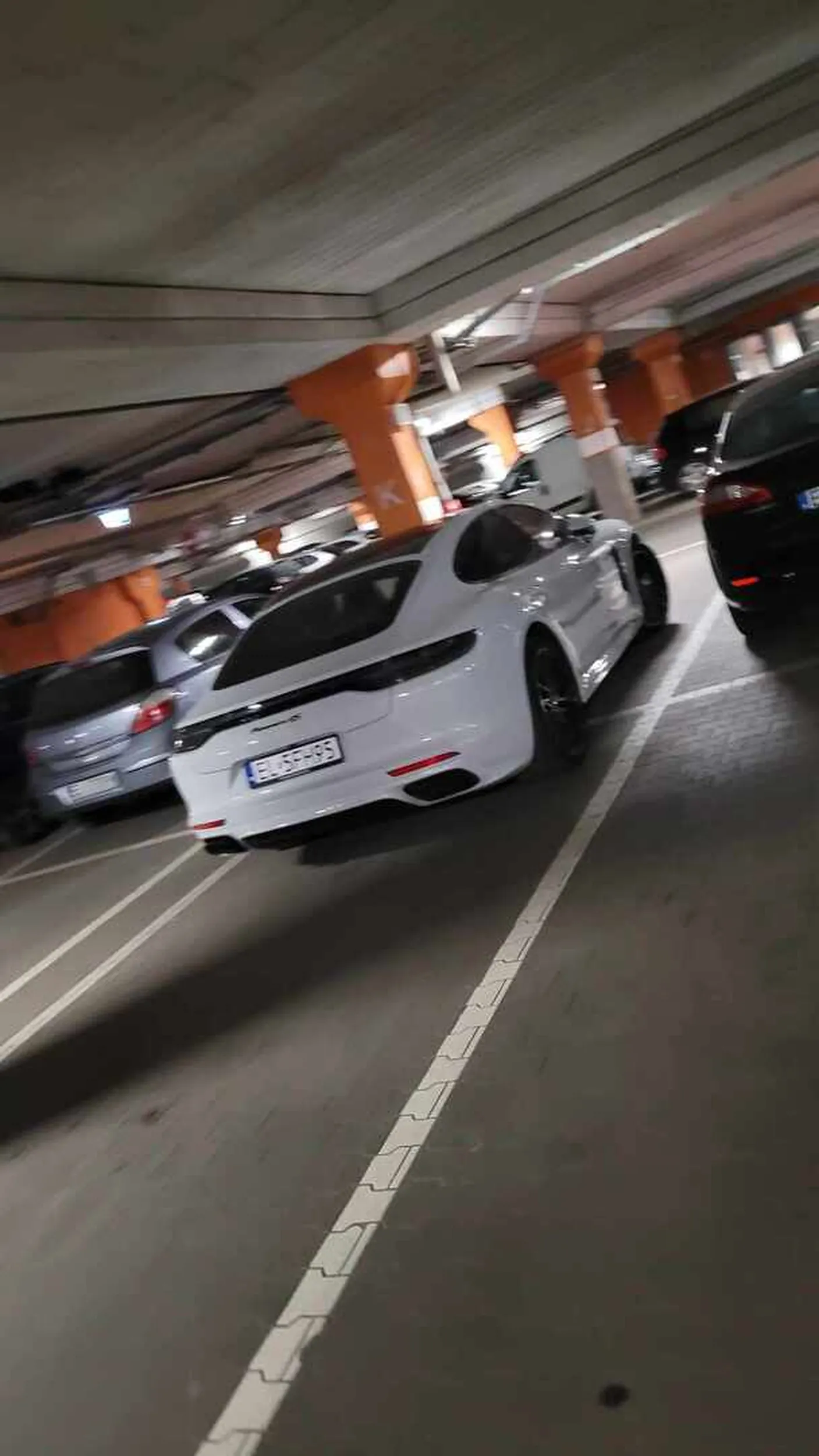 Nie potrafi zaparkować na jednym miejscu, brakowało tylko aby zajął 4.