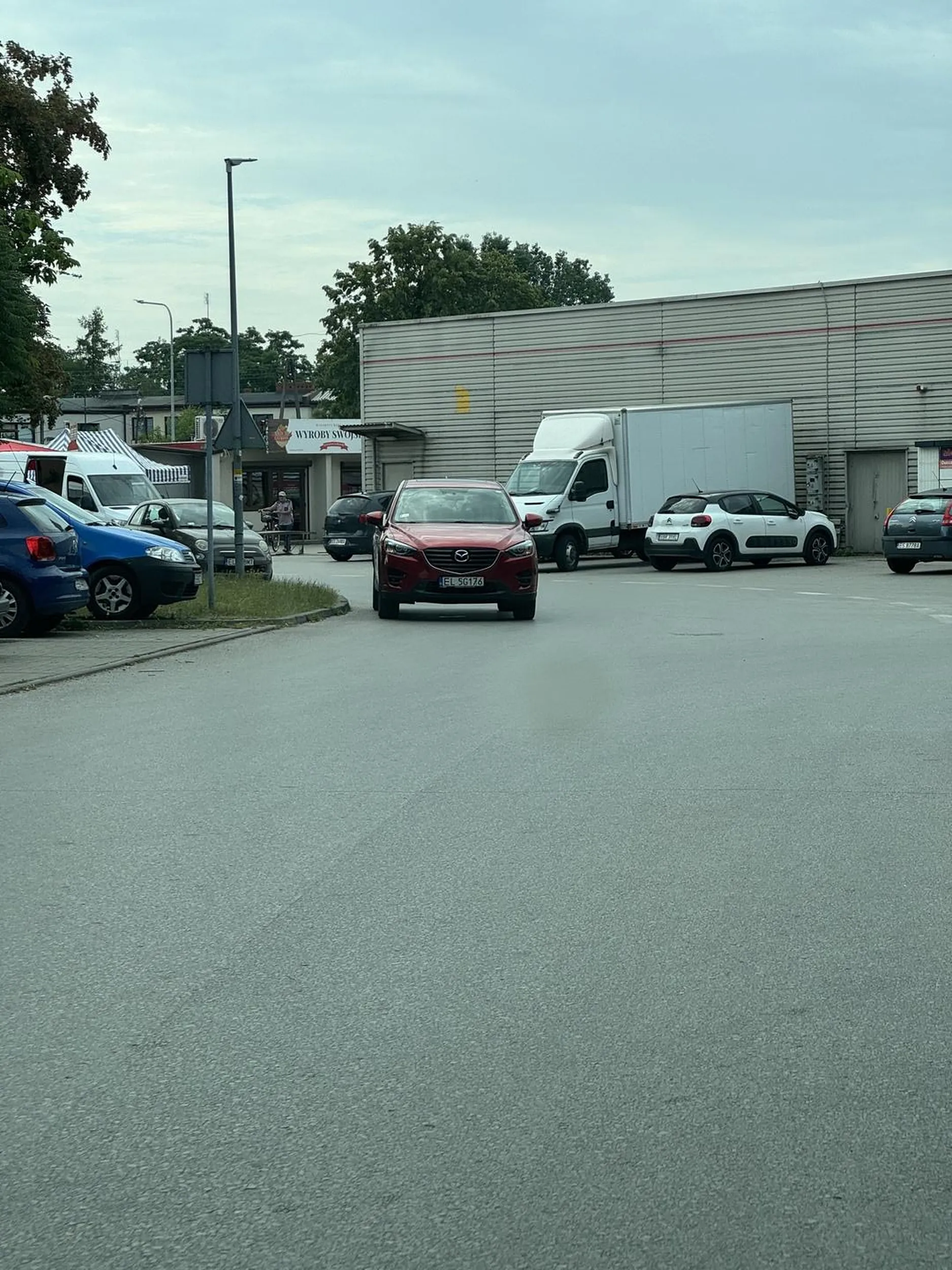 Parkuje na środku skrzyżowania gdzie obok ma wolny parking