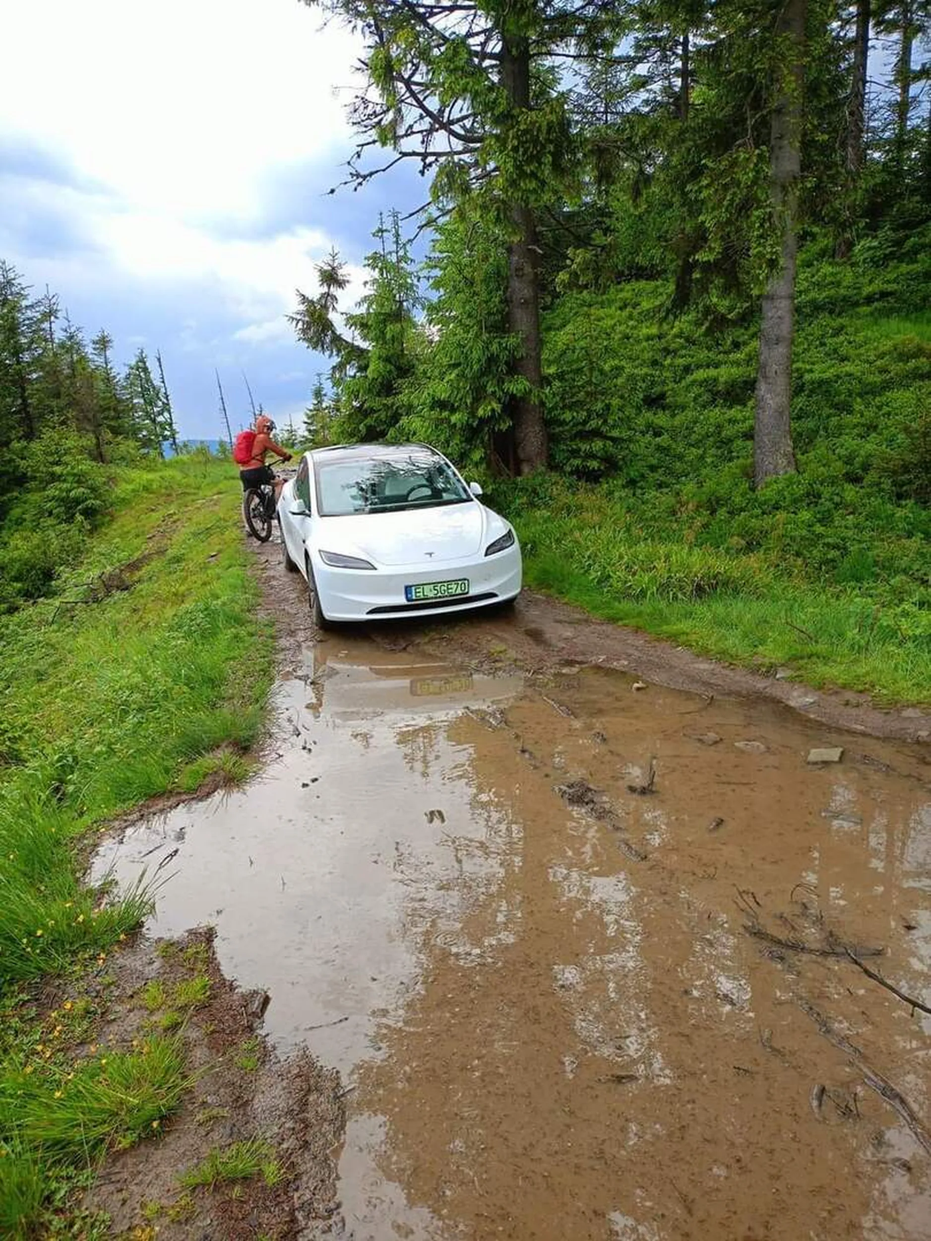 Typ chciał Teslą na Skrzyczne wjechać
