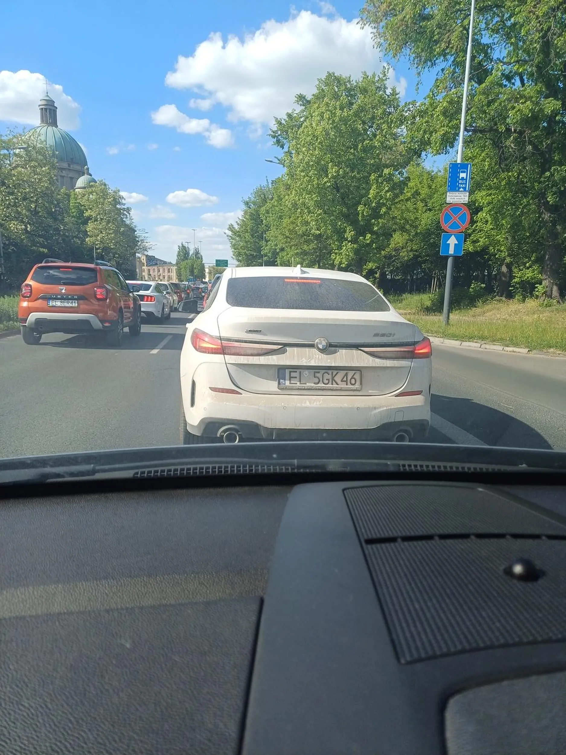 Takie drogie auto a popielniczek na wyposażeniu nie ma. Biedny kierowca musi niedopałki przez okno wyrzucać.
