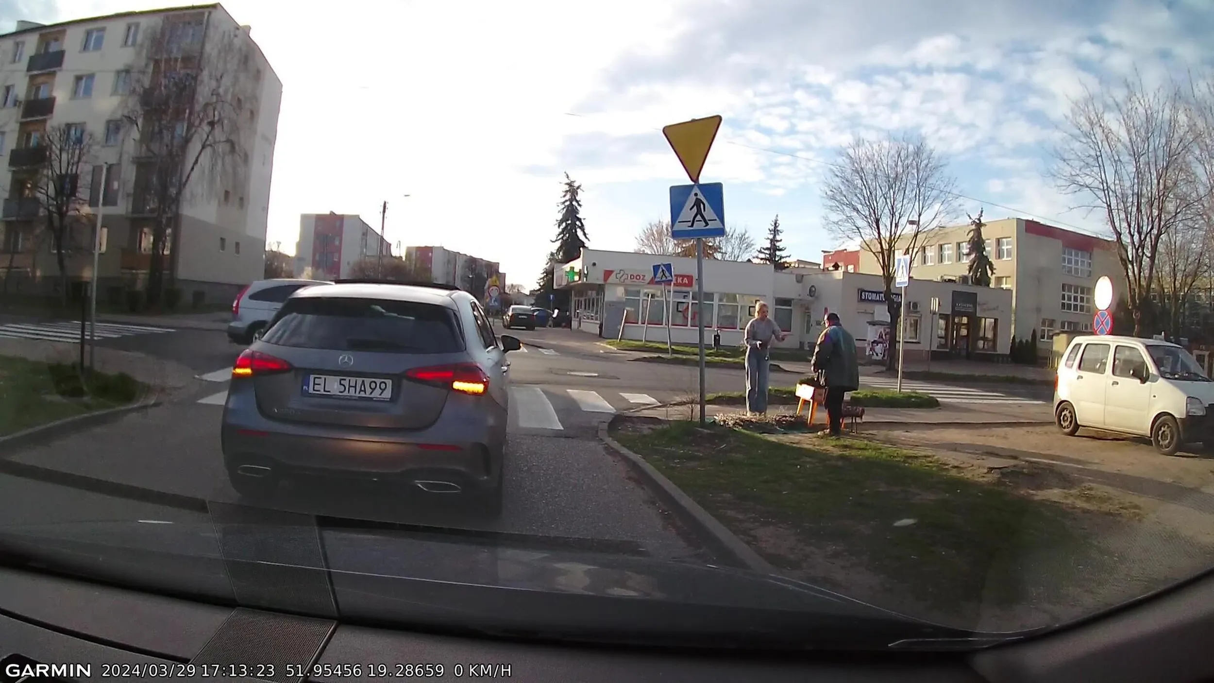 Kierowniczka złapała niespodziewaną krótkotrwałą "awarię" i zatrzymała się na przejściu dla pieszych blokując przejazd aby kupić sobie kwiatki.