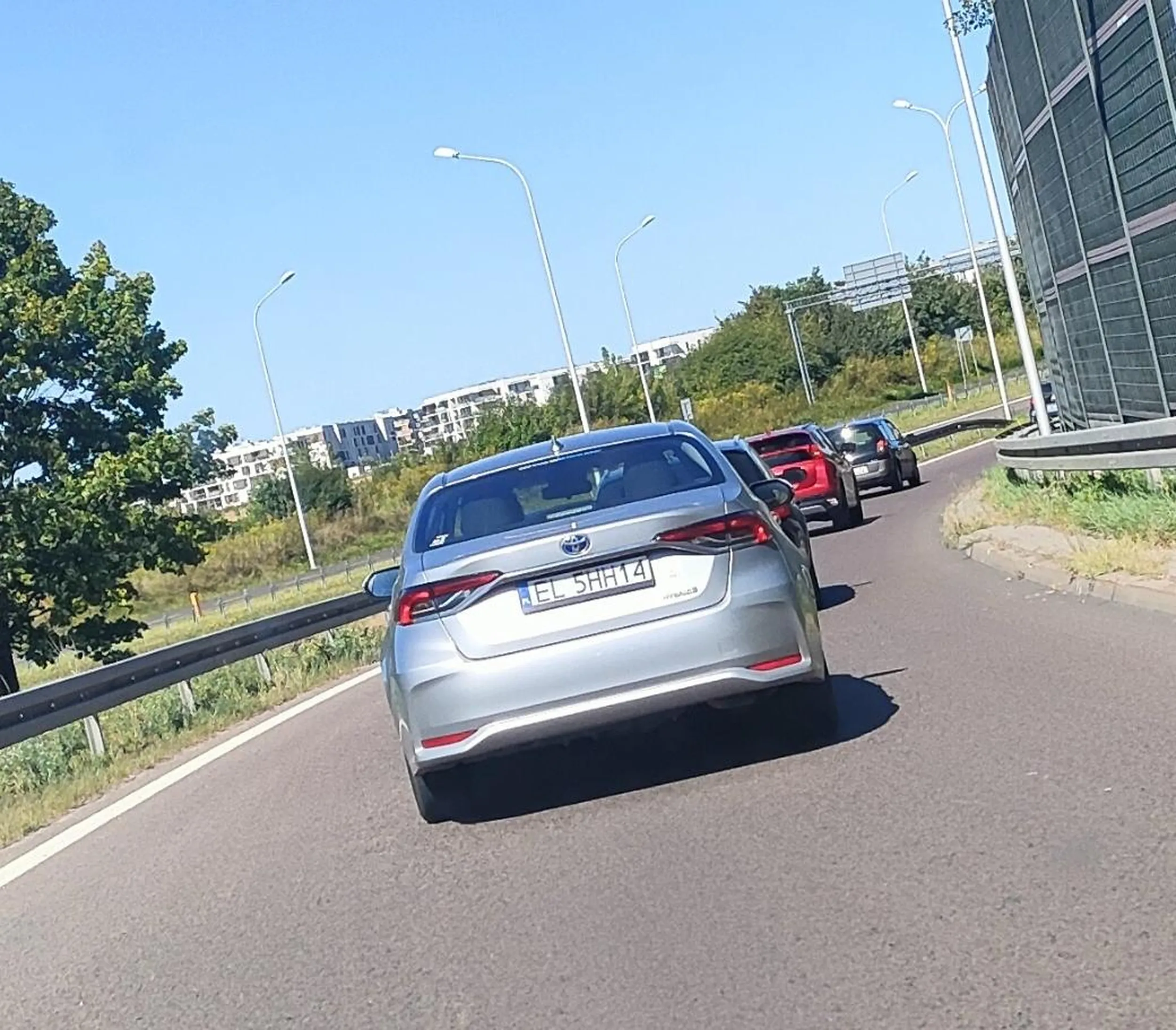 Wymusza pierwszeństwo po czym zajmuje dwa pasy ruchu (jedzie dosłownie środkiem) i nagle hamuje bez przyczyny na pustym pasie. Zabolała dupa, bo została strąbiona za WYMUSZENIE PIERWSZEŃSTWA. Informuję cię idiotko, że gdybym w ciebie uderzyła przez twoje nagłe hamowanie wina leżałaby po twojej stronie gdyż twoje wyczyny zostały nagrane i doskonale widać, że nie miałaś powodu do hamowania ;) Szkoda, że taka odważna nie jesteś gdy ktoś się z tobą zrównuje po twoich manewrach na drodze i odwracasz łeb udając, że nie widzisz. Nie życzę ci ponownego spotkania jeśli nic cię to nie nauczy.