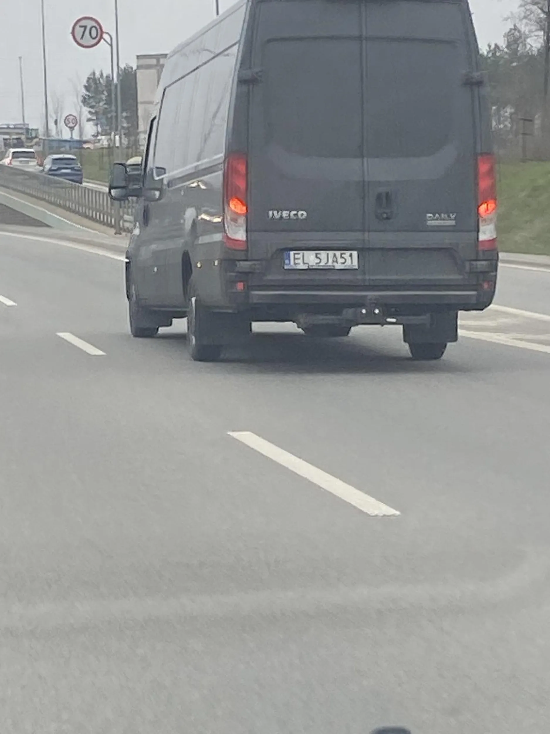 Pacan nie patrzy w lusterka, zajechał mi drogę przecinając 3 pasy