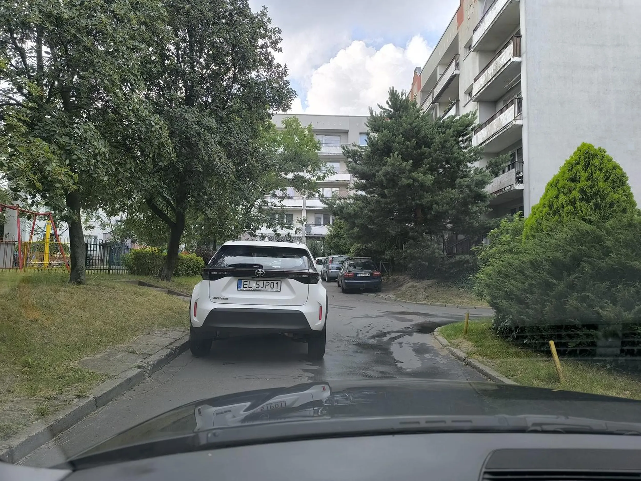 Mistrz parkowania a raczej blokowania ???