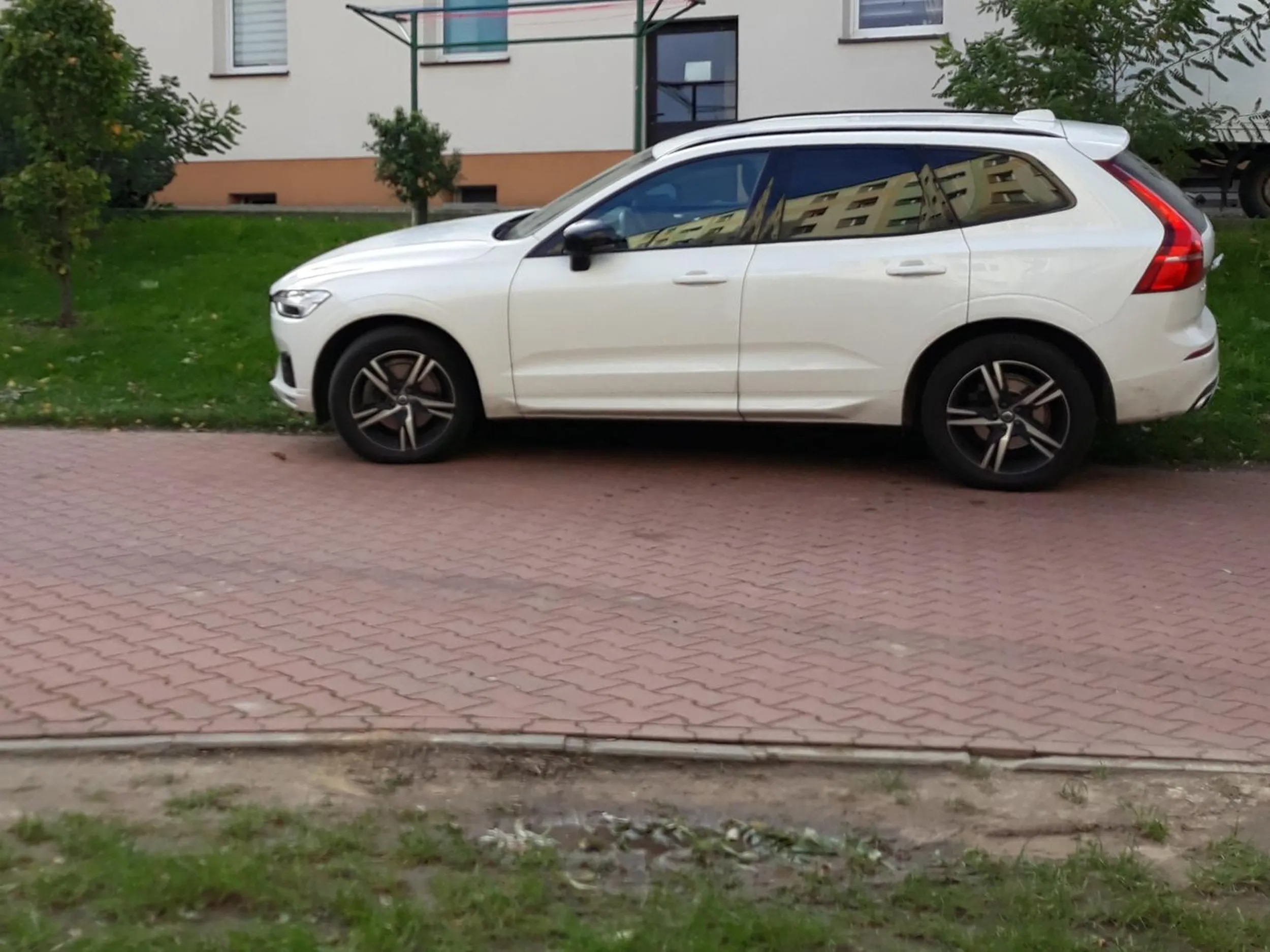 Parkowanie na drodze pożarowej, na trawniku, na zakazie postoju, ignorowanie zakazu wjazdu.