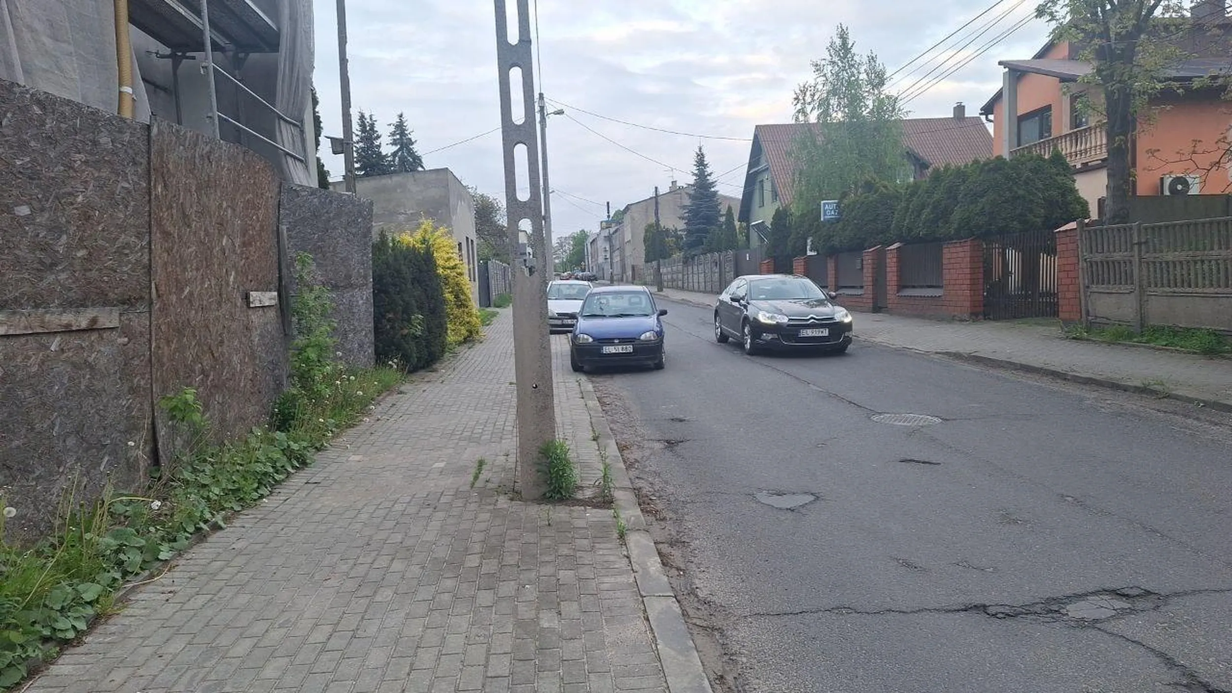 Może niech ta osoba stanie jeszcze na środku jezdni w czym problem.... ul. Dachowa w Łodzi