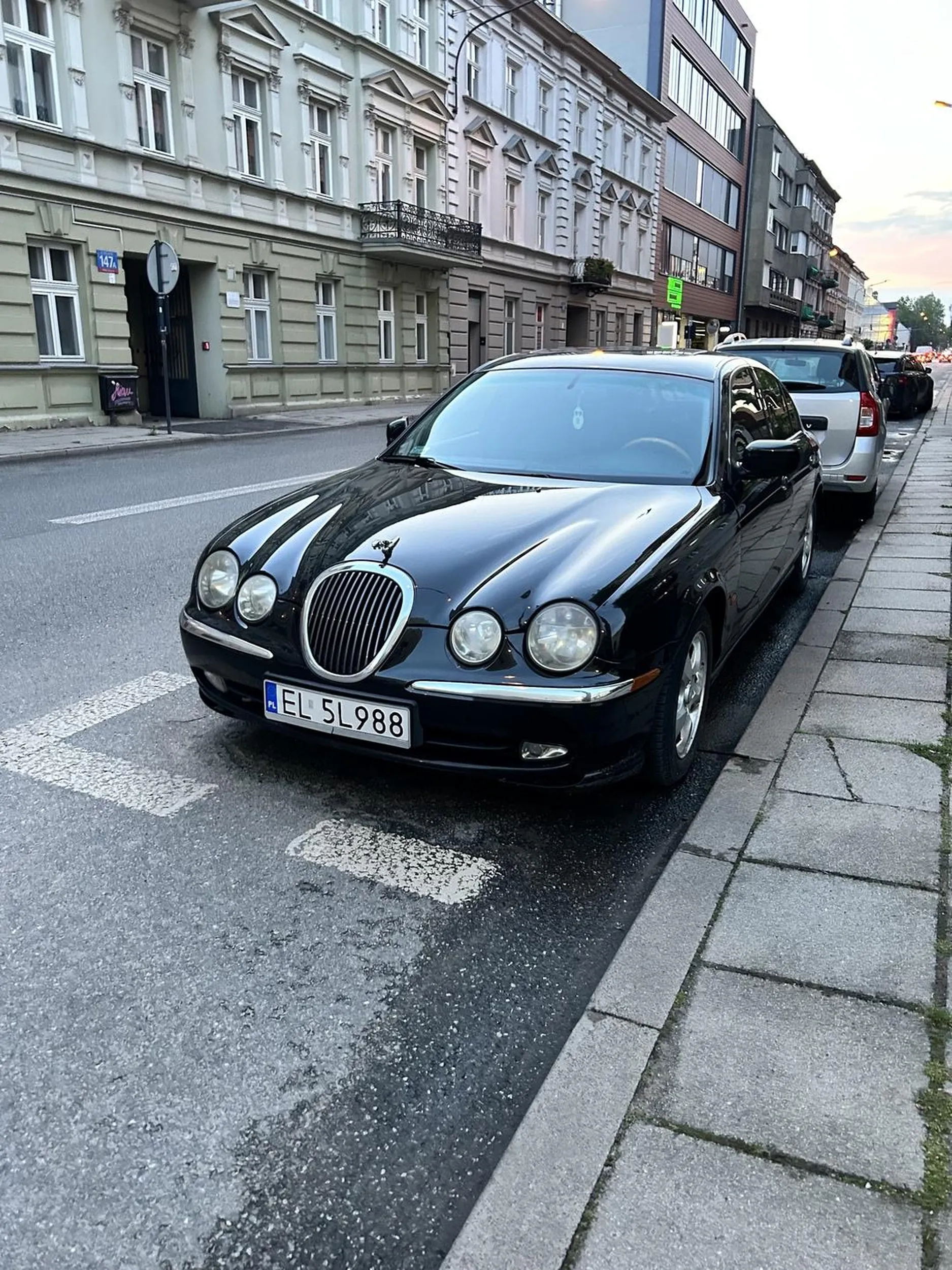 Właściciel pojazdu zostawił auto od miesiąca stoi i blokuje miejsce parkingowe pod kamienica, właściwej auta nie mieszka w tej kamienicy