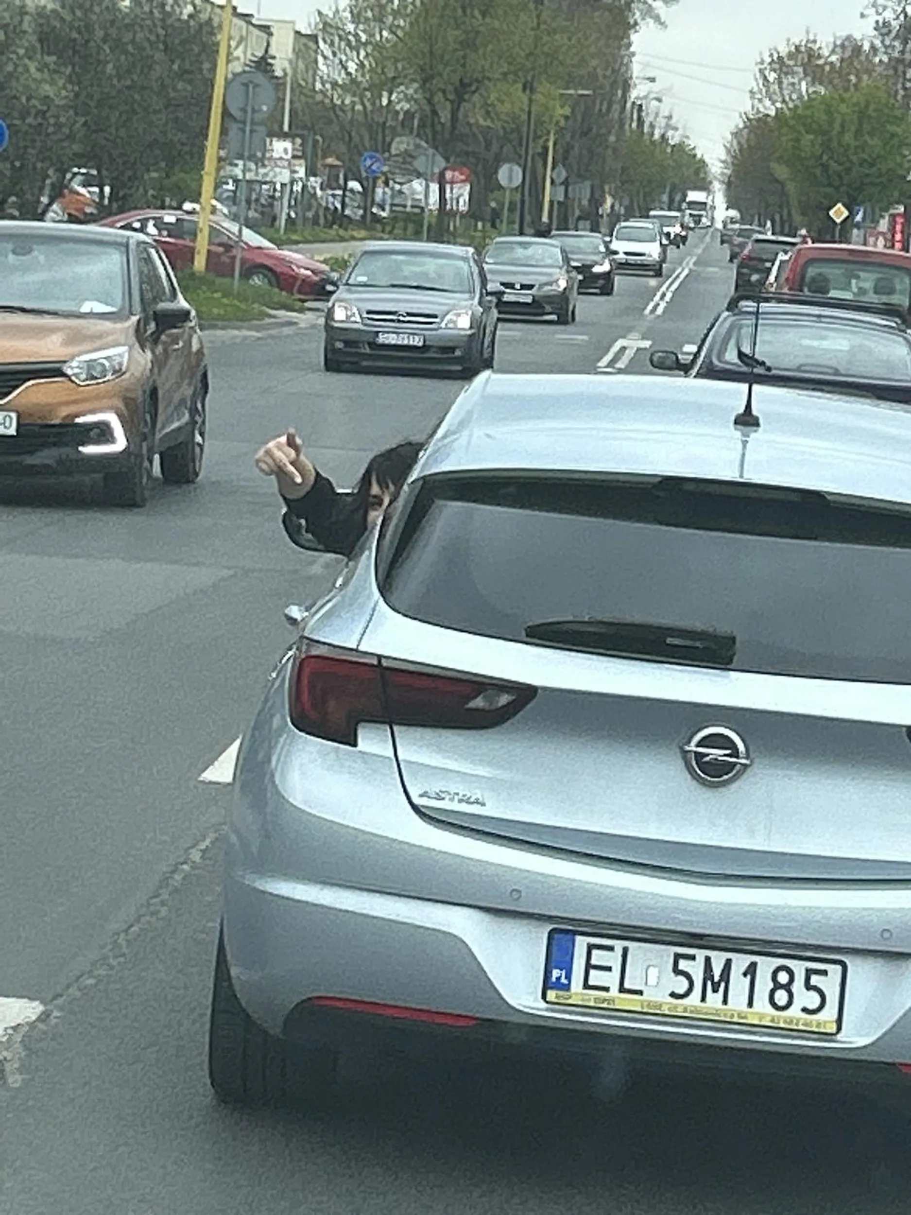 Uprzejmy kierowca, pasażerowie trochę mniej. Rzucali obelgami w moją stronę. Z głośników leciał SKOLIM TEMPERATURA. Pozdrawiam.