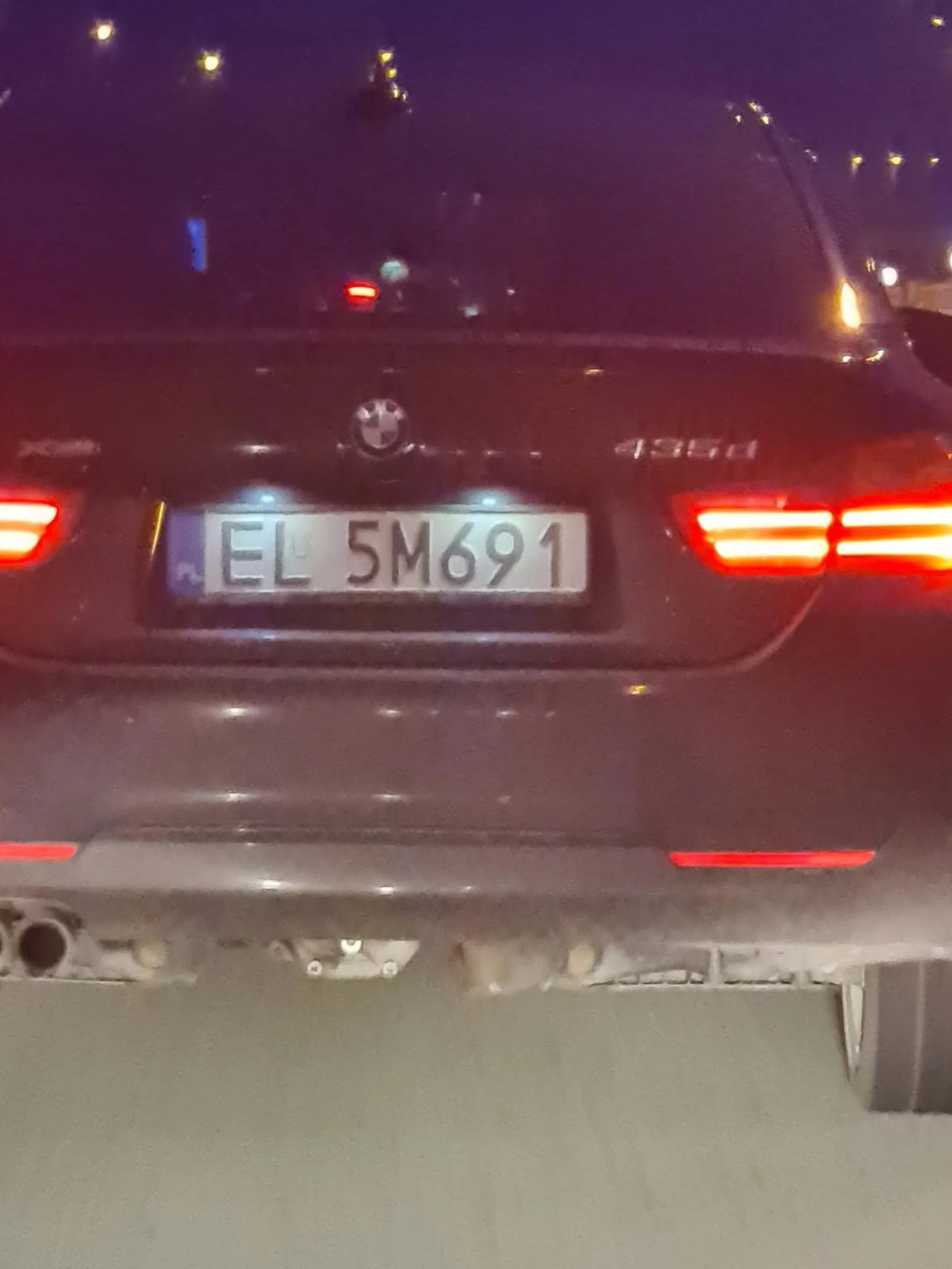 Dzieciak za kółkiem drugiego samochodu mamusi... Na A1 siedzi na dupie i strzela długimi, później wyprzedza prawą stroną i hamuje przed maską.