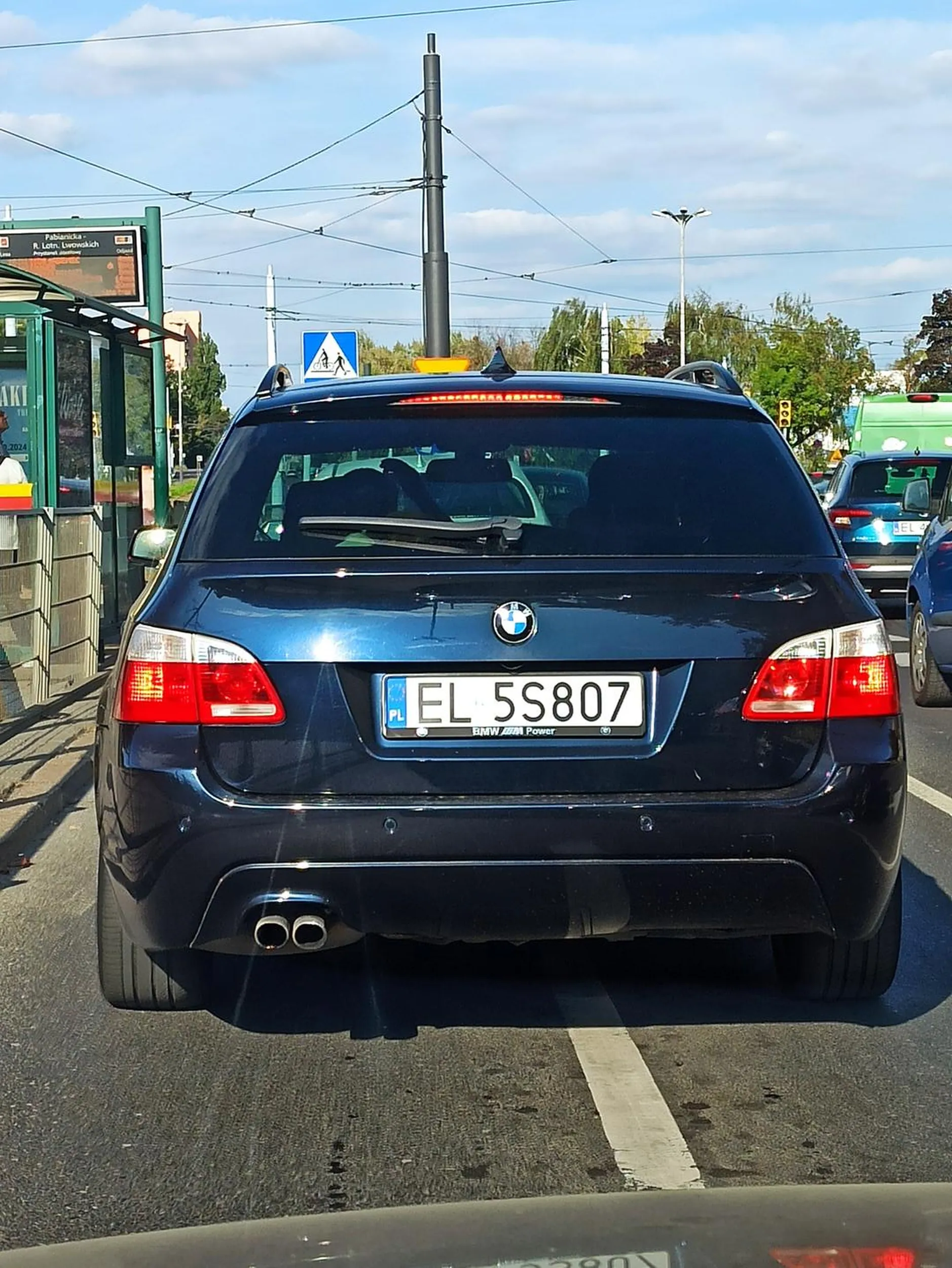 Wywala kiepy na ulicę. Brudas!