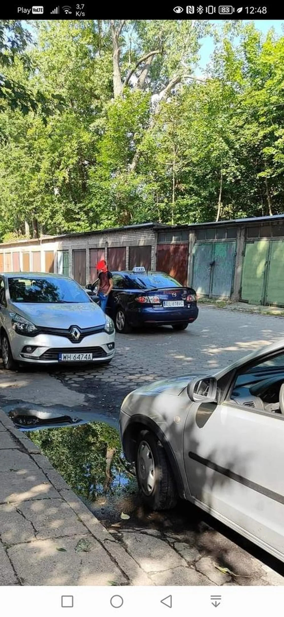 Złotowa staje sobie na środku ulicy i czeka, może na klienta, a może, żeby ptak go osrał... Obok wolne miejsca parkingowe. Król szos i głupoty.