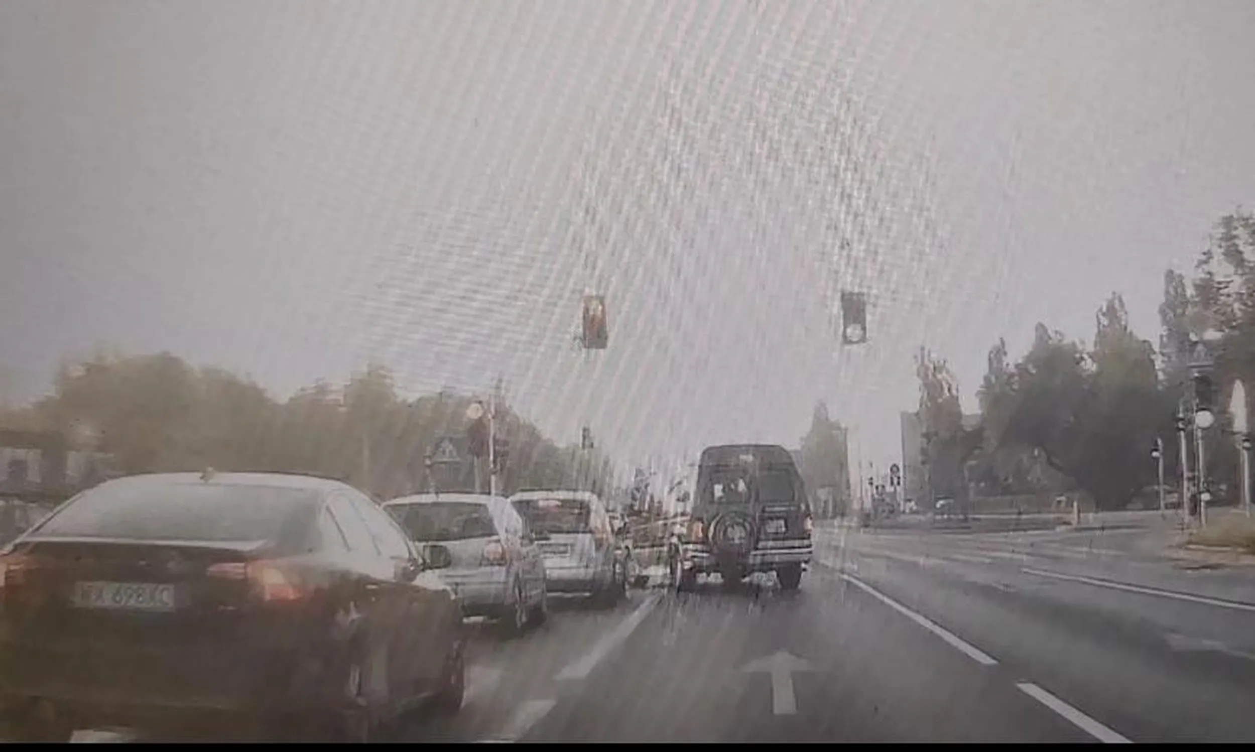 Wciskanie się na pas do skrętu w lewo i blokowanie pasa do jazdy prosto. A można było pojechać dalej i zawrócić...