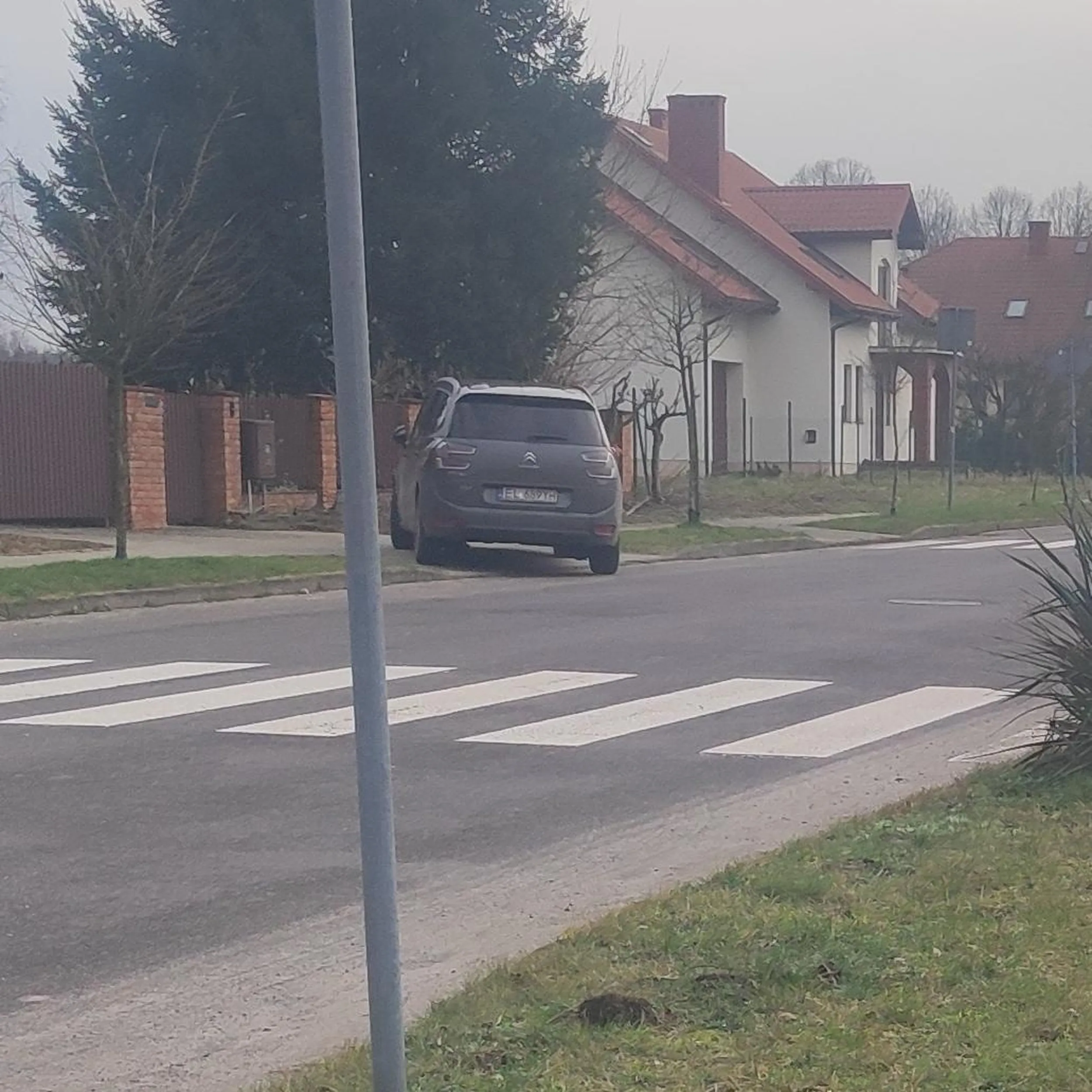 Parkowanie dosłownie na skrzyżowaniu bardzo dobrze oznaczonego.