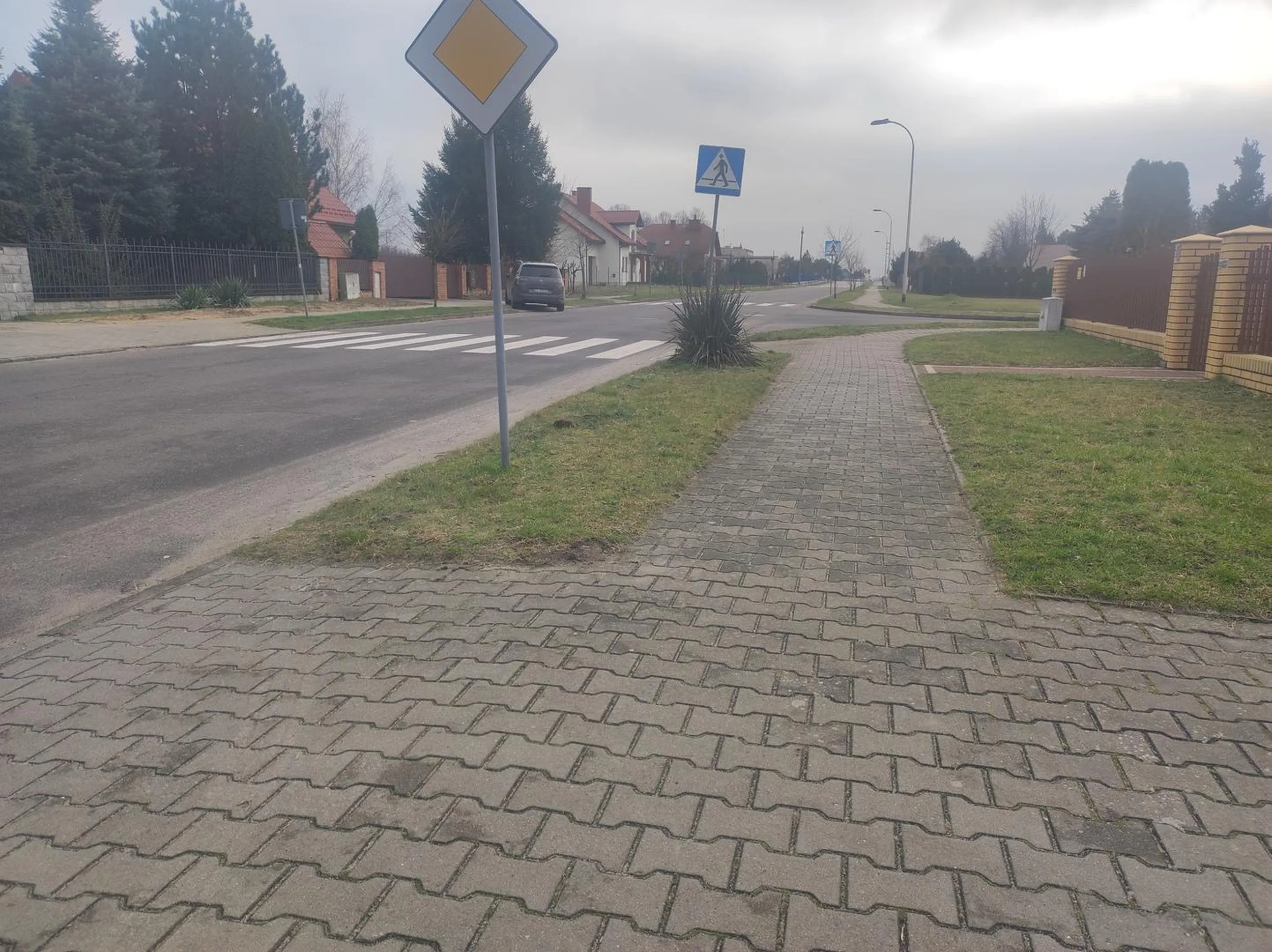 Parkowanie dosłownie na skrzyżowaniu bardzo dobrze oznaczonego.