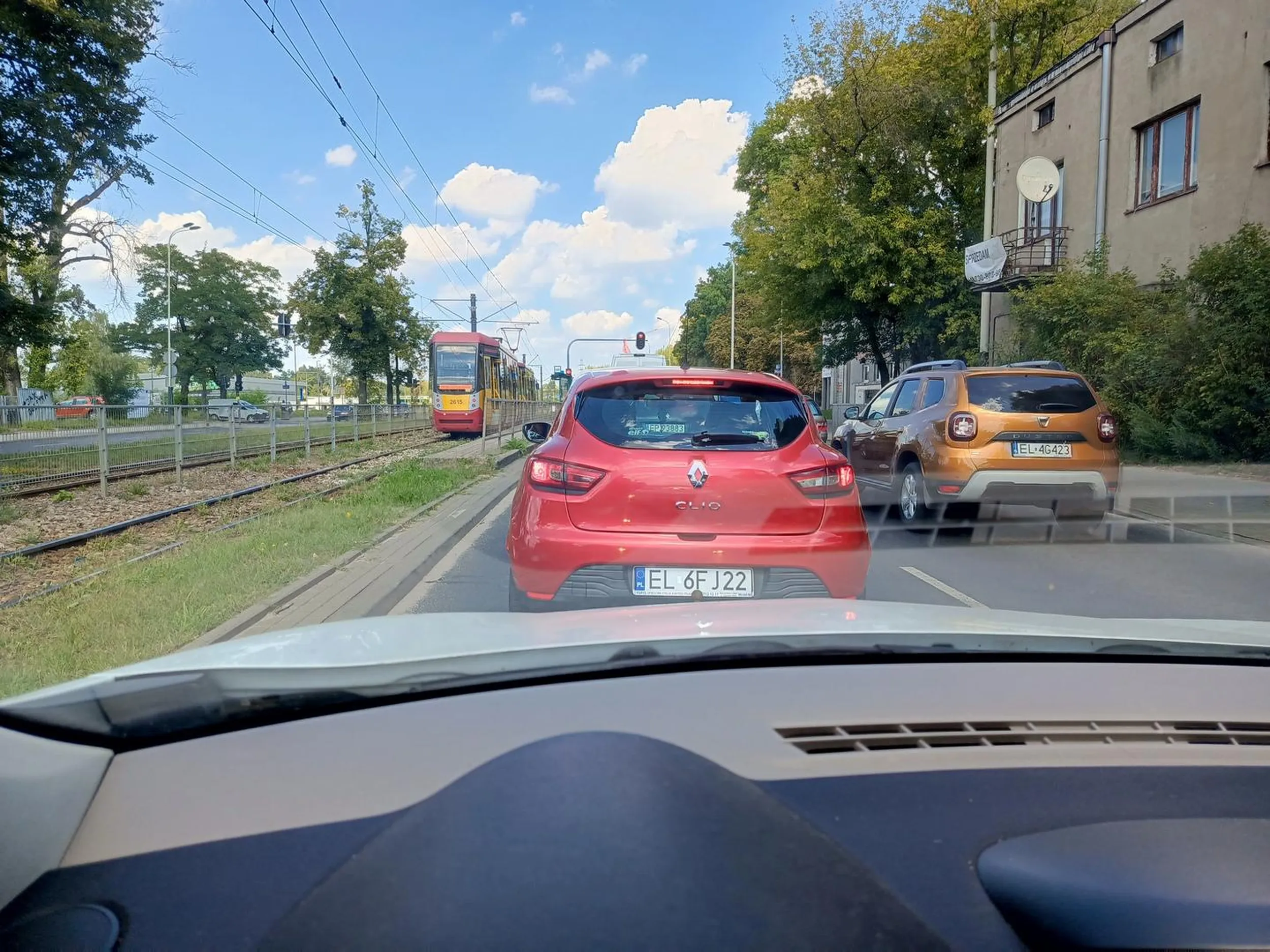 Pani czerwonym Clio po prostu śmieci. Wyrzuca śmieci przez okno na drogę