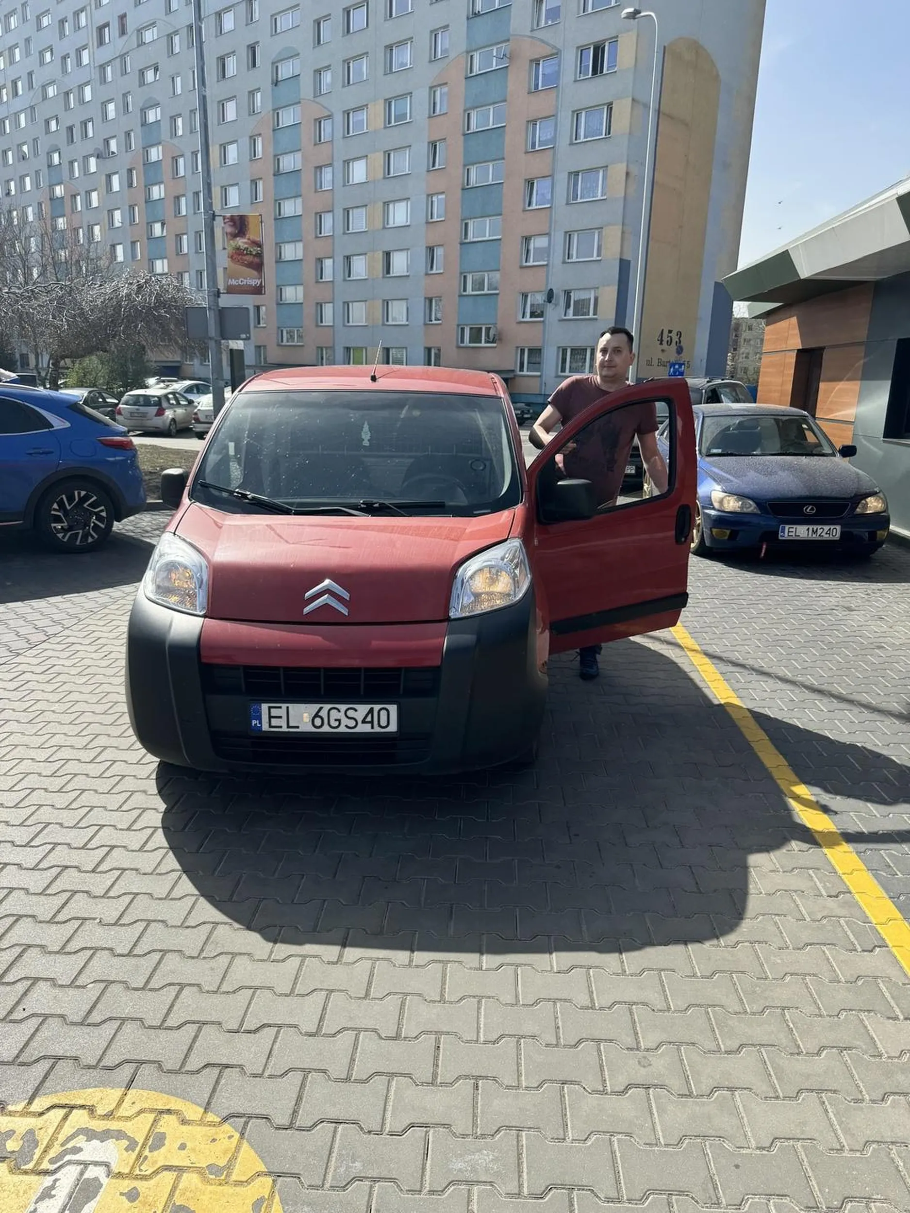 Pan Małpa. Agresywny typ, który trąbi i wylatuje z łapami i opluwa. Następnie próbował przejechać nas na parkingu. Sytuacja kuriozalna.  Najprawdopodobniej naćpany. Pozostaje mieć nadzieję, że typ nie ma rodziny, bo jeżeli jest tak agresywny to tylko należy współczuć.  Nie mogę się doczekać jego wizyty na policji, bo wszystko pięknie nagrało się na monitoringu ?