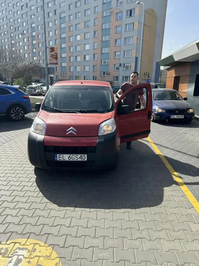 Pan Małpa. Agresywny typ, który trąbi i wylatuje z łapami i opluwa. Następnie próbował przejechać nas na parkingu. Sytuacja kuriozalna.  Najprawdopodobniej naćpany. Pozostaje mieć nadzieję, że typ nie ma rodziny, bo jeżeli jest tak agresywny to tylko należy współczuć.  Nie mogę się doczekać jego wizyty na policji, bo wszystko pięknie nagrało się na monitoringu ?