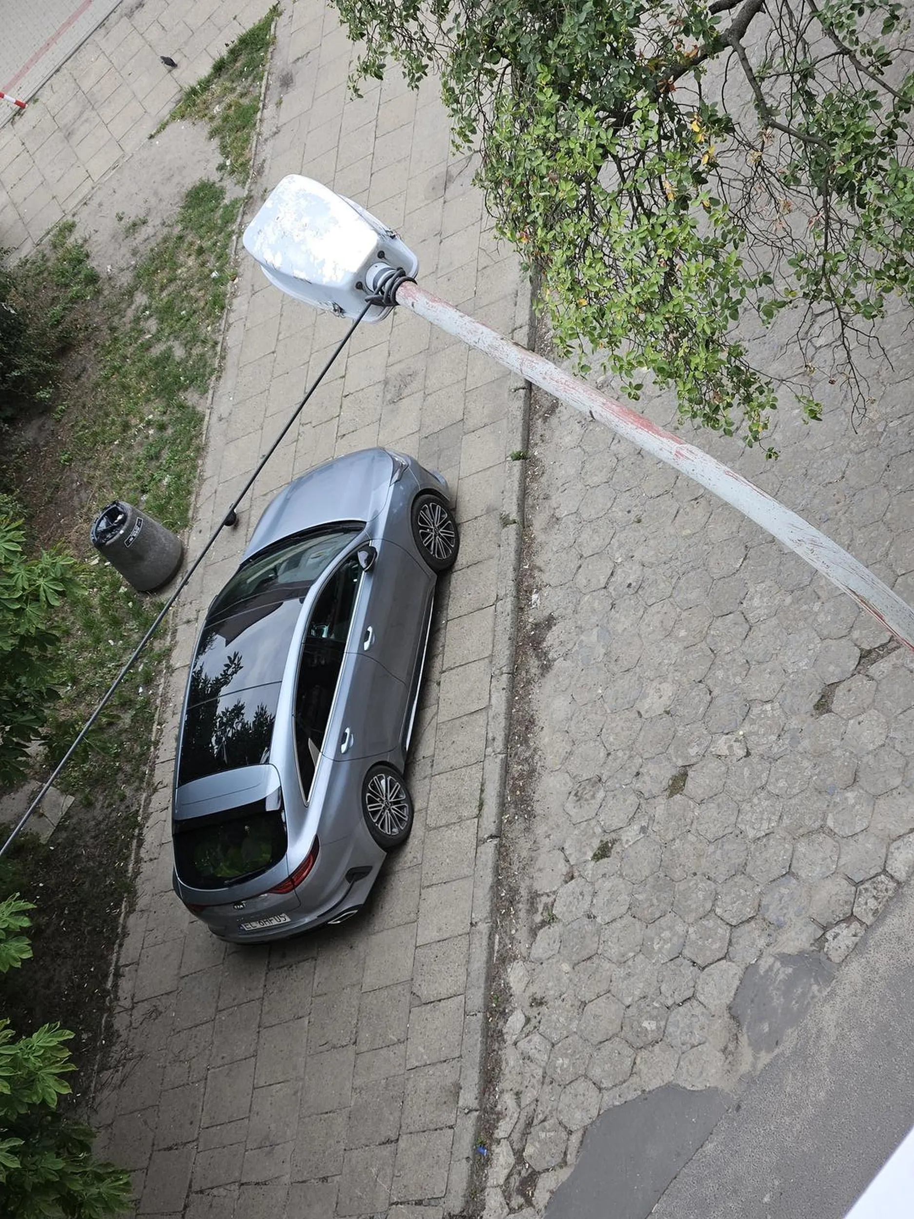 Jeszcze bardziej na środku chodnika zaparkuj cieciu. Obok masz puste miejsca parkingowe jak twój łeb