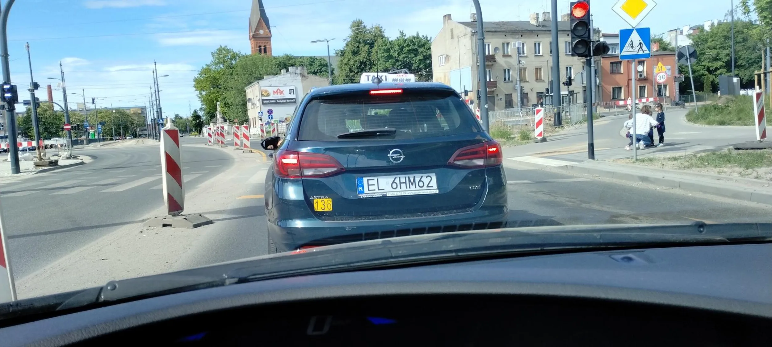 Śmieciarz p....ny, fajkę wypalił i jeb przez okno
