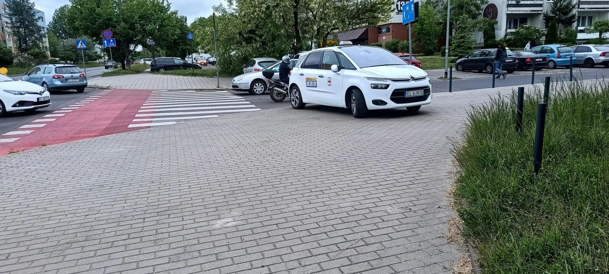 Jazda po chodniku , parkowanie w obrębie skrzyżowania oraz ograniczanie widoczności przy przejściu dla pieszych. Korporacja TAXI DWA DWA !  Życzę Ci żeby wszystkie kursy zabierał Ci Uber Bolt i tym podobne !!! Brak wyobraźni !