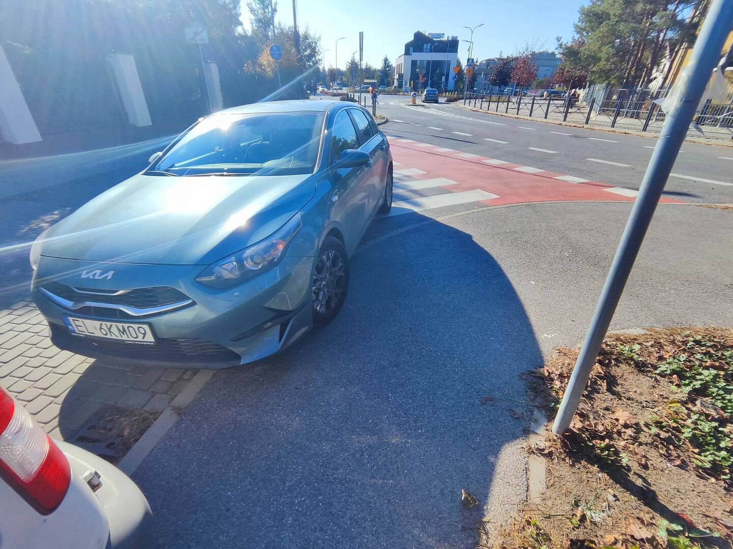 Pojazd parkujący na przejściu dla pieazych...