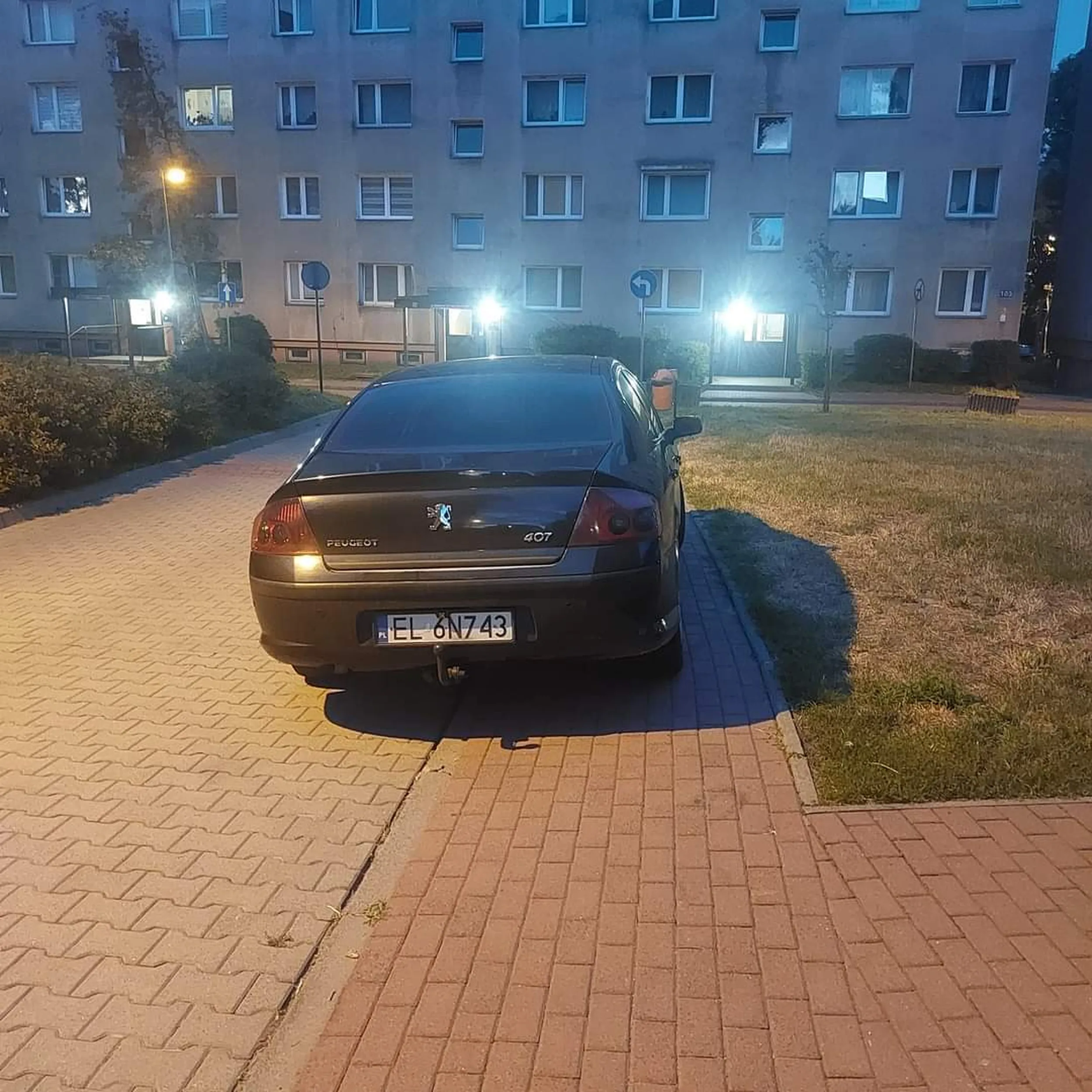 Notorycznie parkujących na chodniku bo nie chce się przejść do miejsca parkingowego. Mimo próśb zero reakcji.