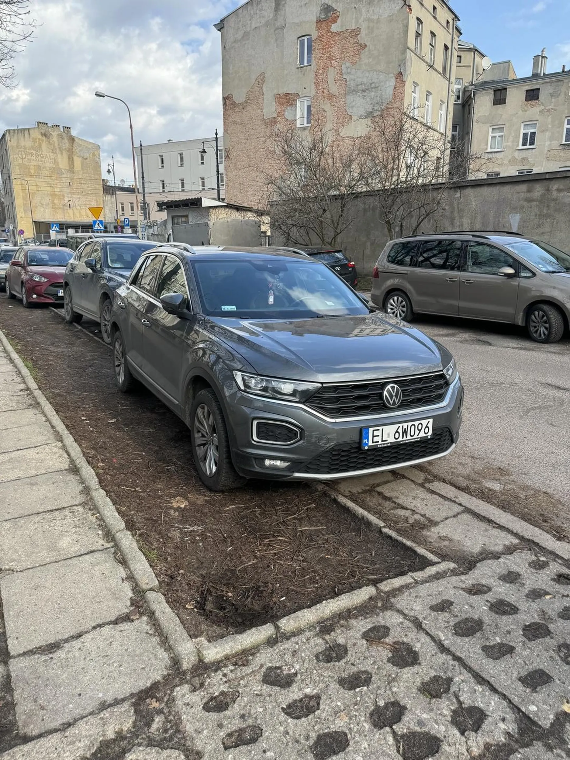 Pani zignorowała włączony migacz i zajęła miejsce parkingowe. Udawała że mnie nie widzi ? kretynka
