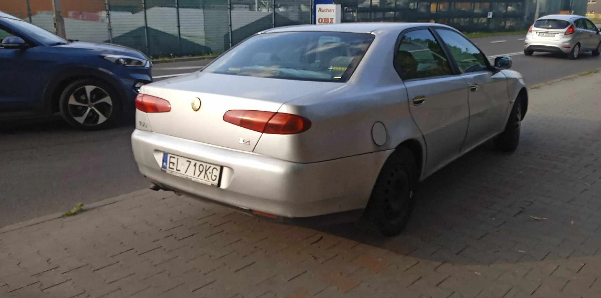 Stary dziad za kierownicą, jeździ po chodnikach i wysepkach na parkingu. Wymusza pierwszeństwo oraz jeździ na czerwonym. Zero rozumowania przez dziada. Parkuje również na zakazie (chodnik).
