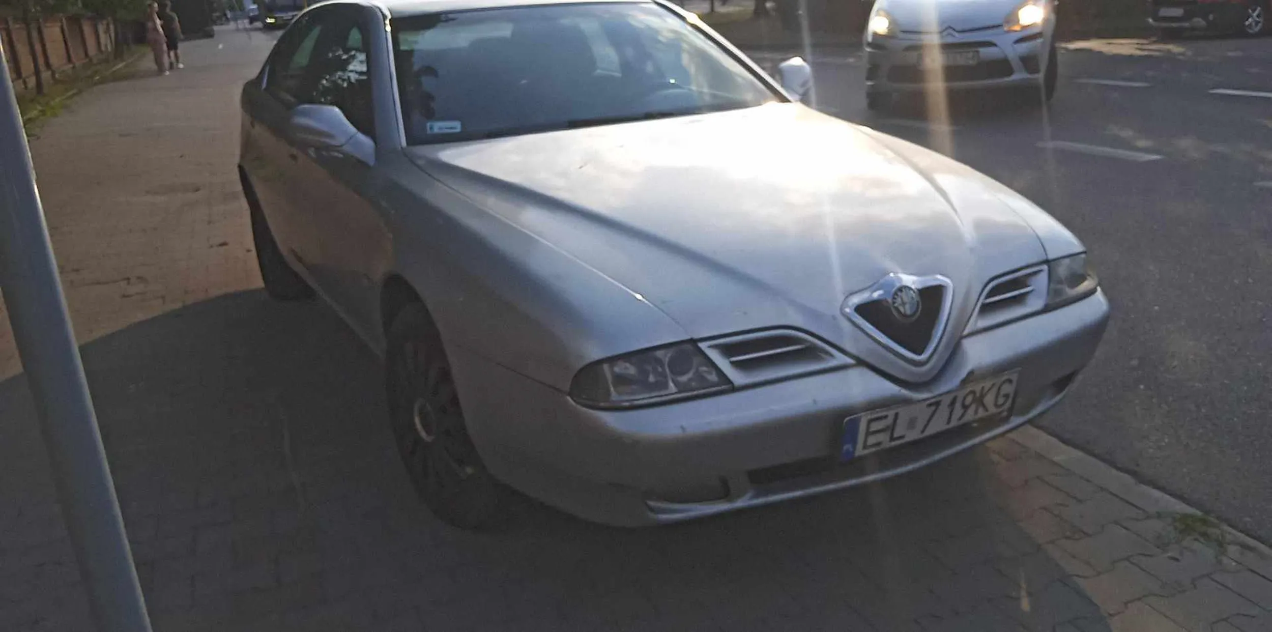 Stary dziad za kierownicą, jeździ po chodnikach i wysepkach na parkingu. Wymusza pierwszeństwo oraz jeździ na czerwonym. Zero rozumowania przez dziada. Parkuje również na zakazie (chodnik).