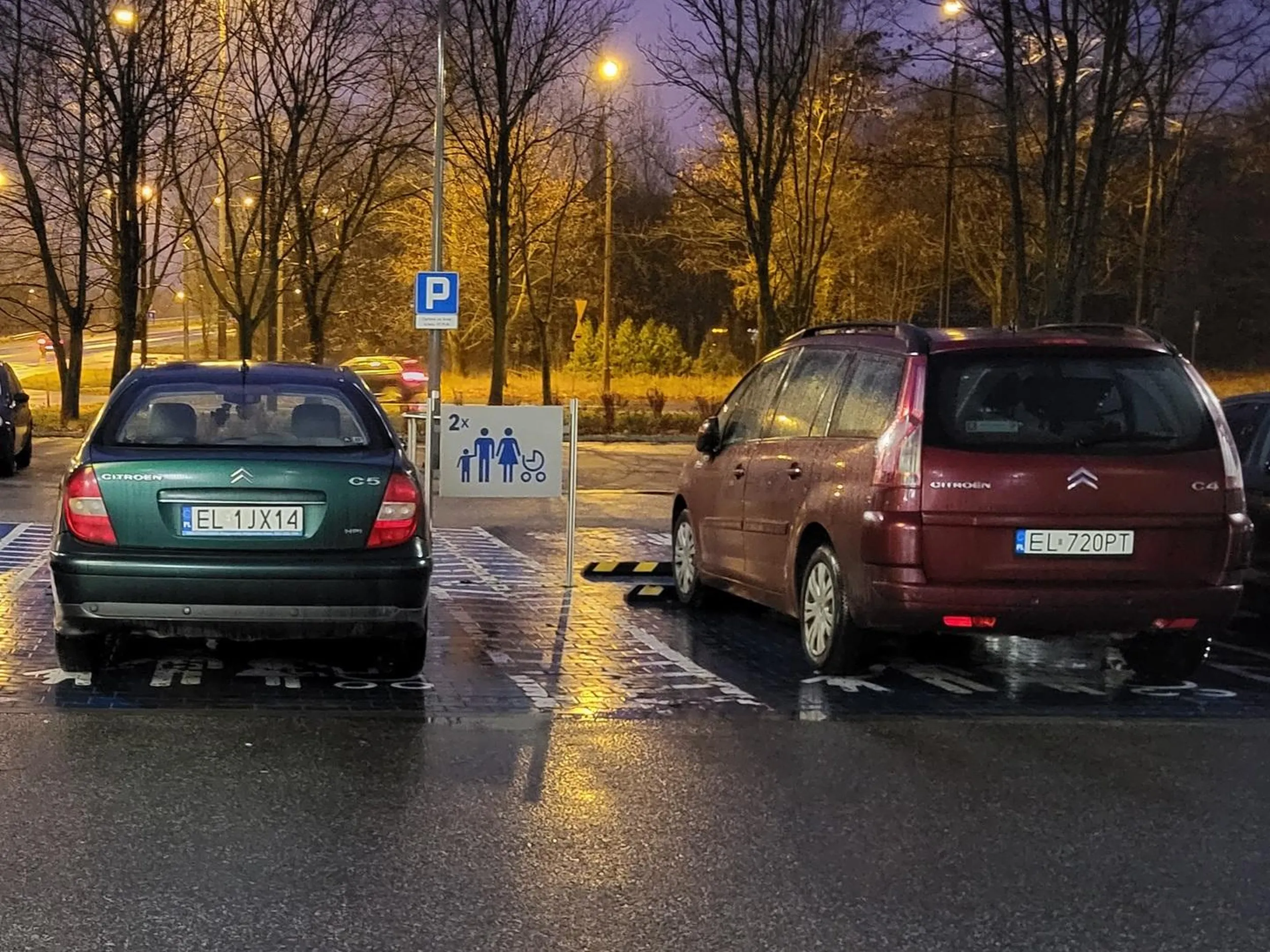 Typ podjeżdża na zakupy sam i zajmuje miejsce dla rodzin/matek z dziećmi. Byle bliżej wejścia do sklepu