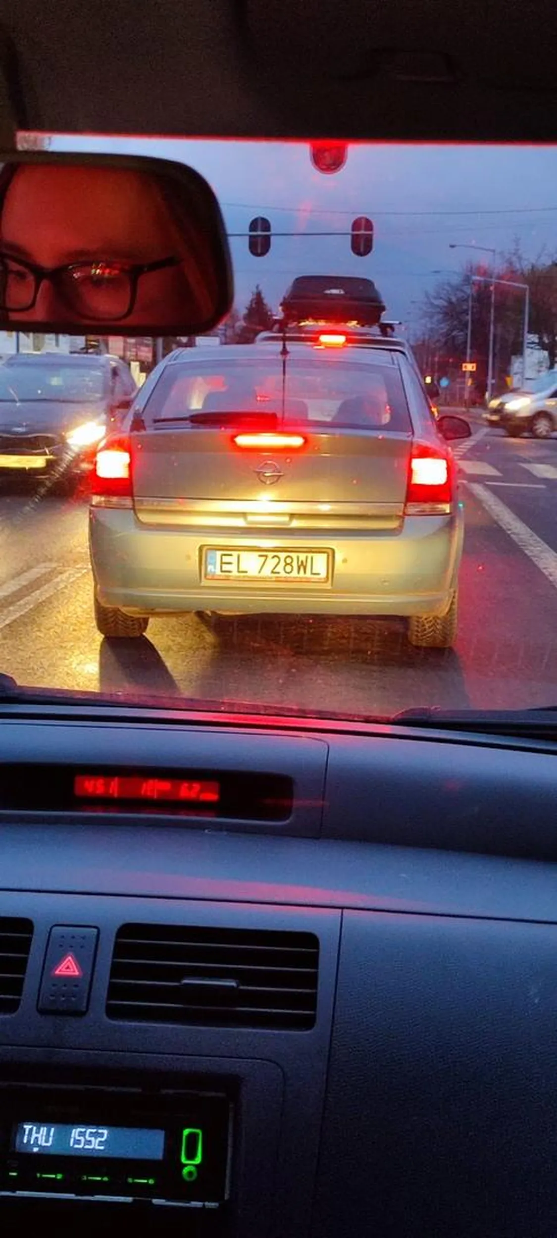 Wie****k, jezdzi na zderzaku, trabi na przepisowo jezdzacych ludzi i wyprzedza na podwojnej ciaglej w centrum miasta.