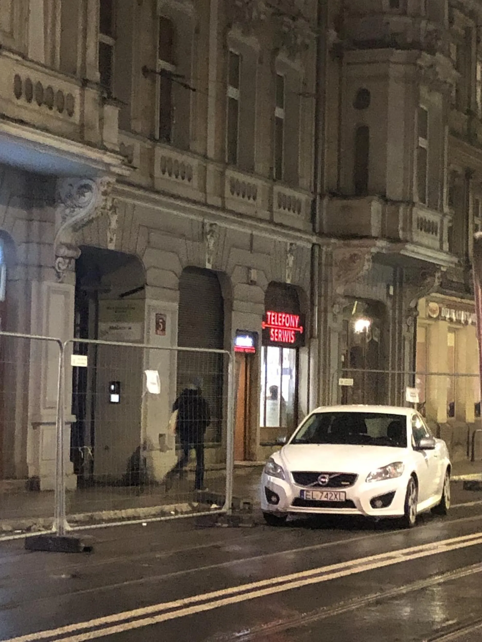 Parkowanie w bramie. Bez komentarza.