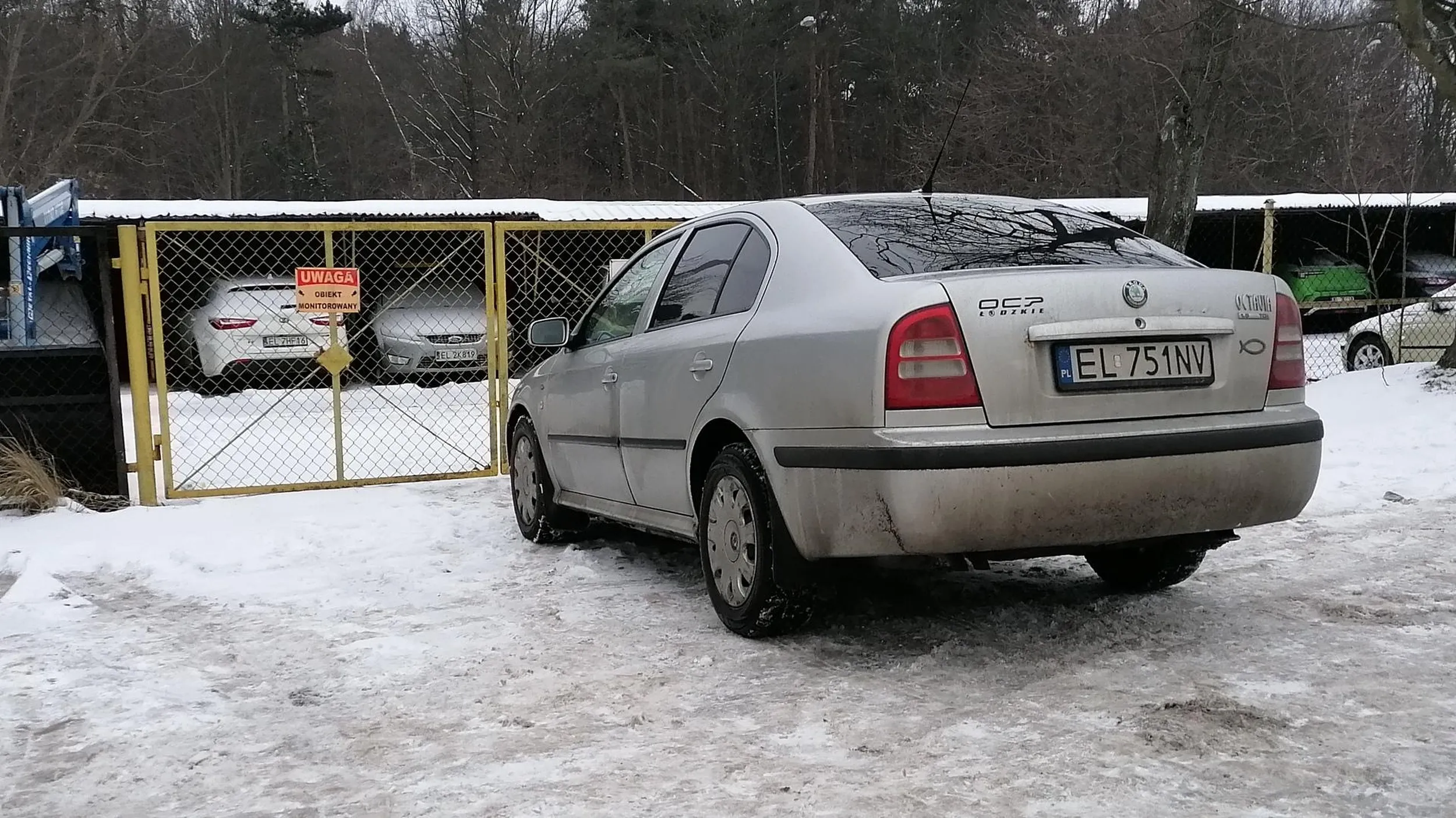 Auto zaparkowane w bramie parkingowej...
