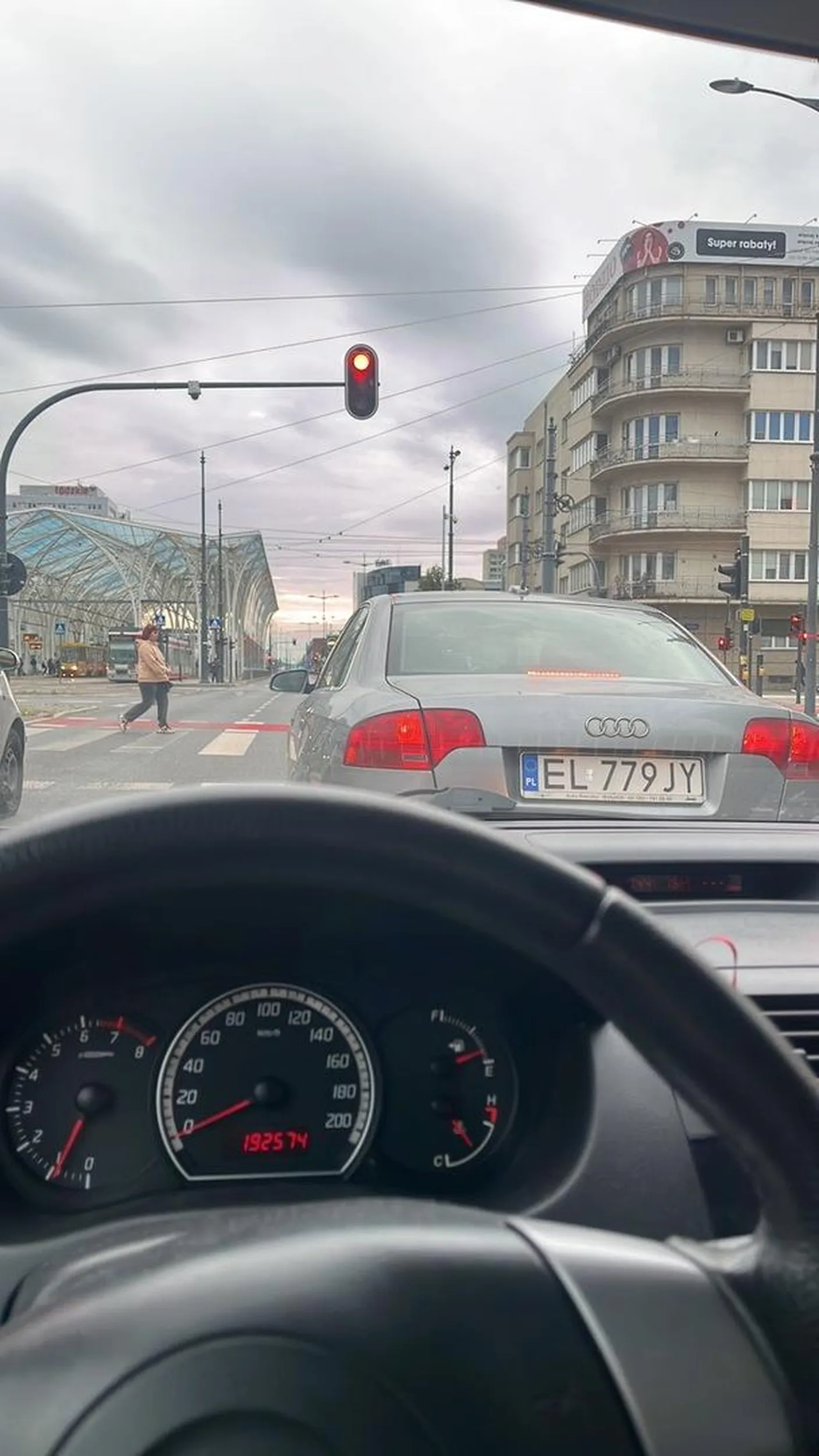 Pani w audi zajechała mi drogę kiedy dojeżdżałam do świateł przez co musiałam gwałtownie hamować