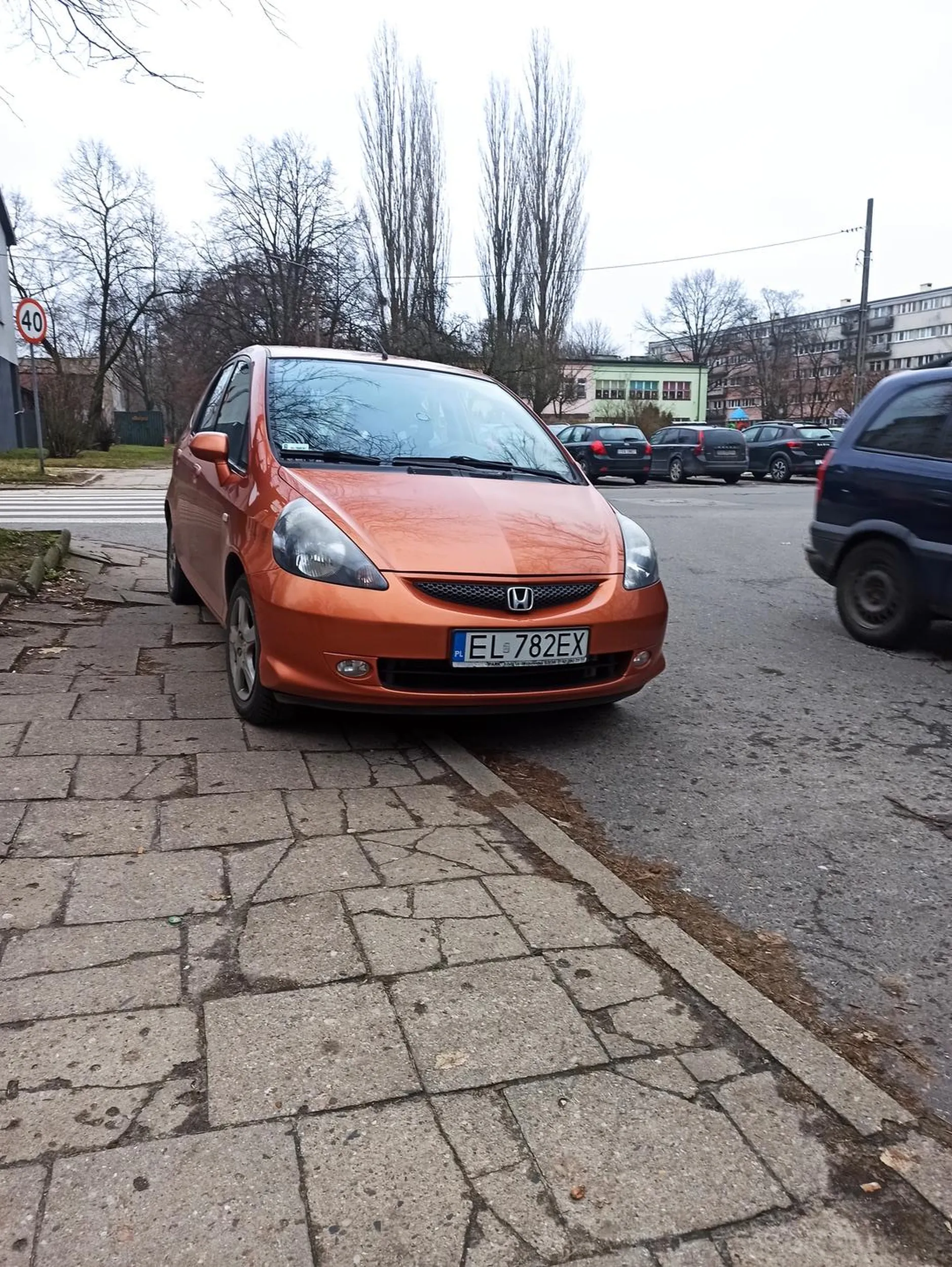 Jeśli kobieto nie wiesz gdzie się rozpoczyna parking lub nawet nie potrafisz jeździć to polecam przesiąść się na hulajnogę. Nie pozdrawiam
