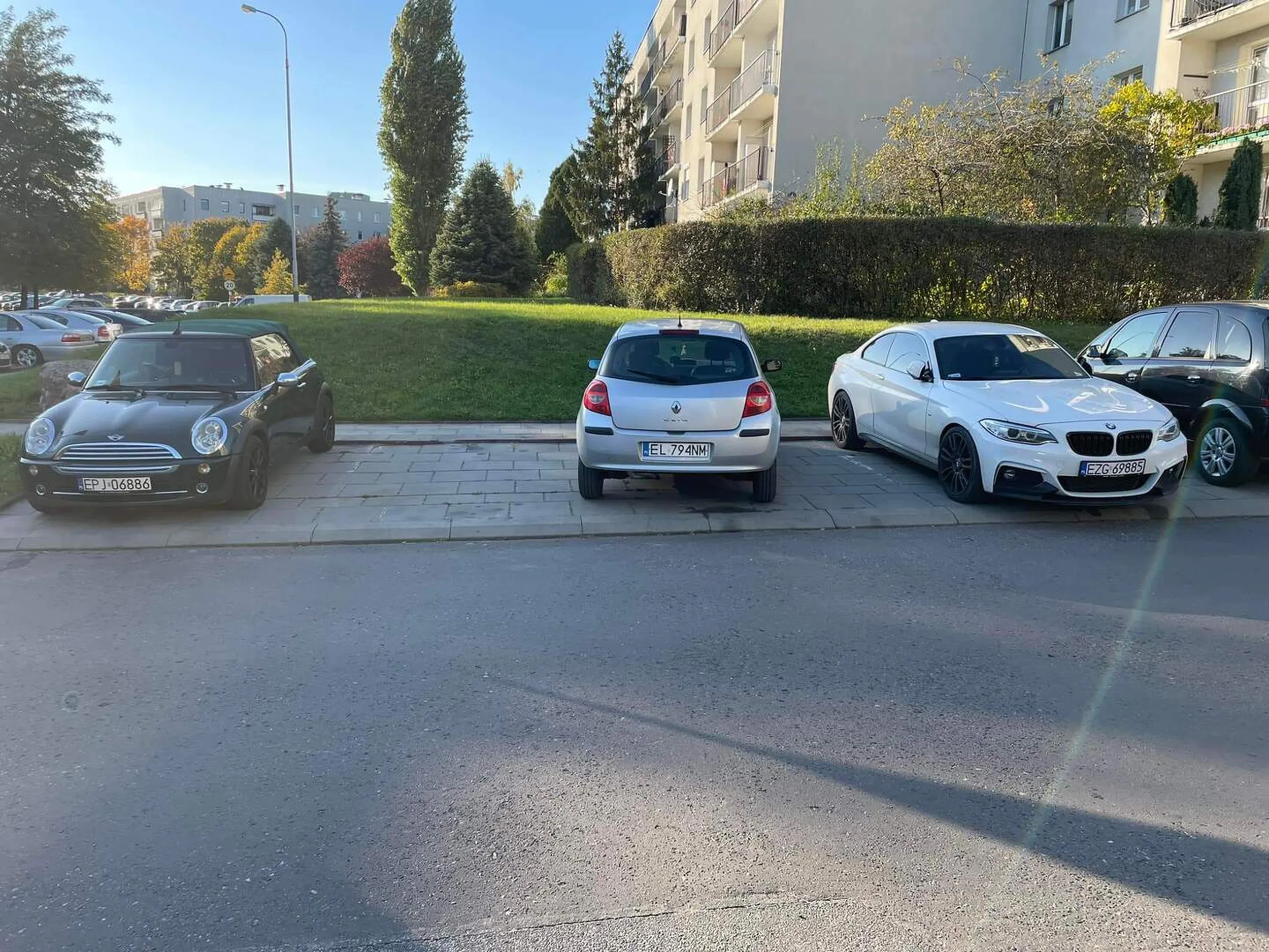 Właściciel chyba znalazł prawo jazdy w czipsach, żeby hatchbackiem nie umieć prosto zaparkować..