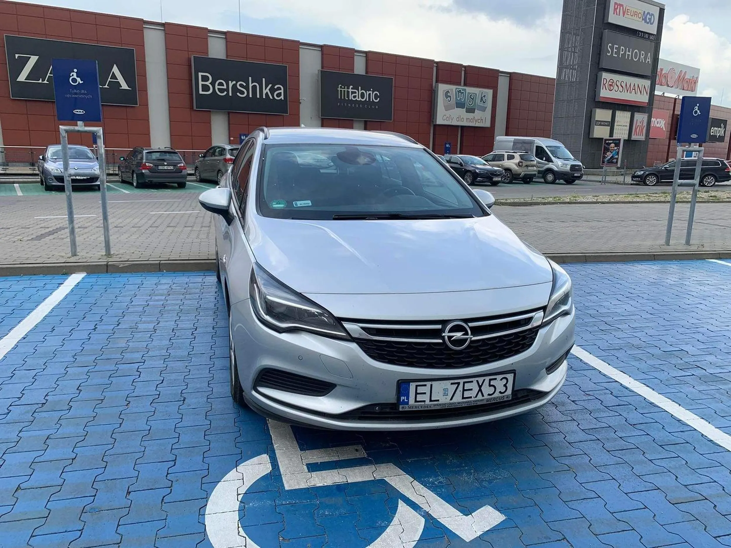 Gratuluje 2 sebixom zajęcia miejsca przeznaczonego dla niepełnosprawnych.