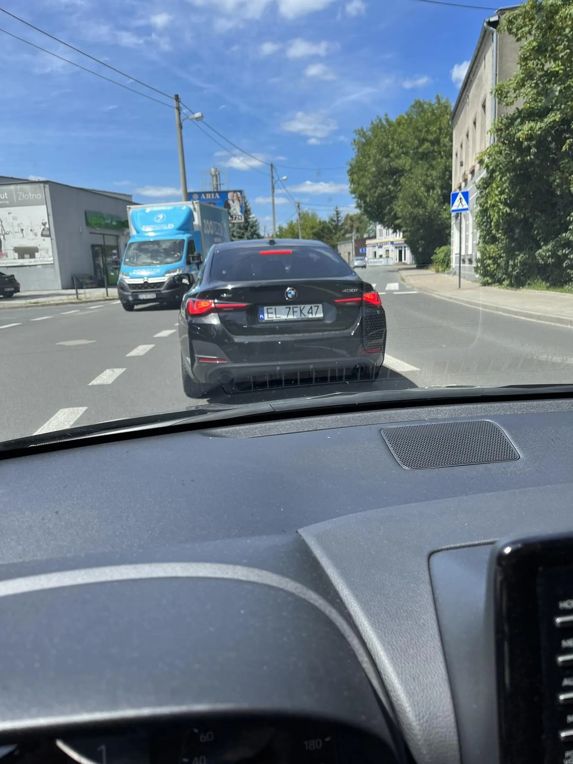 Blond babsztyl prawie spowodował wypadek na rondzie wymuszając pierwszeństwo. Następnie uciekła z prędkością grubo ponad 100, nie zwracając uwagi na idących pasami pieszych. Zacznij myśleć pusta kobieto!